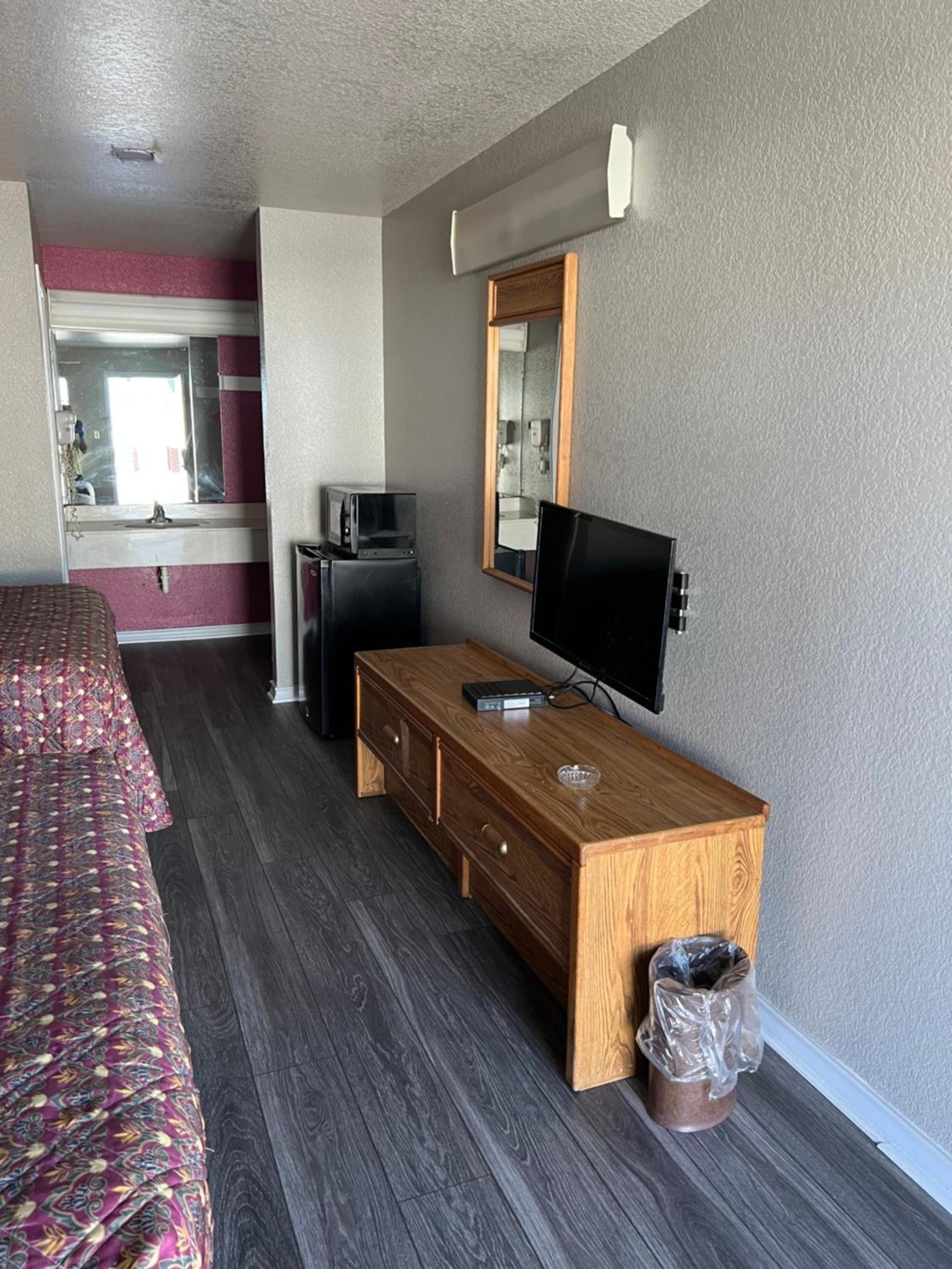 COUNTRY INN MOTEL photo 28