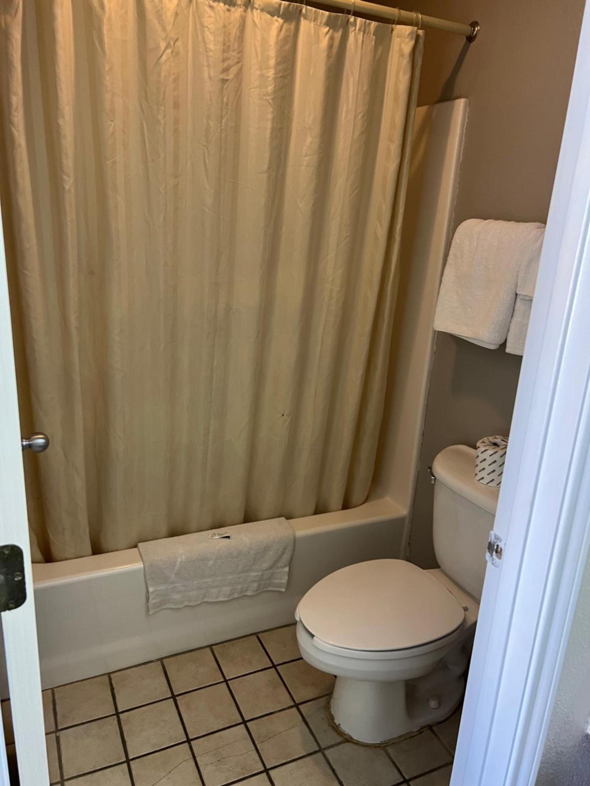COUNTRY INN MOTEL photo 16