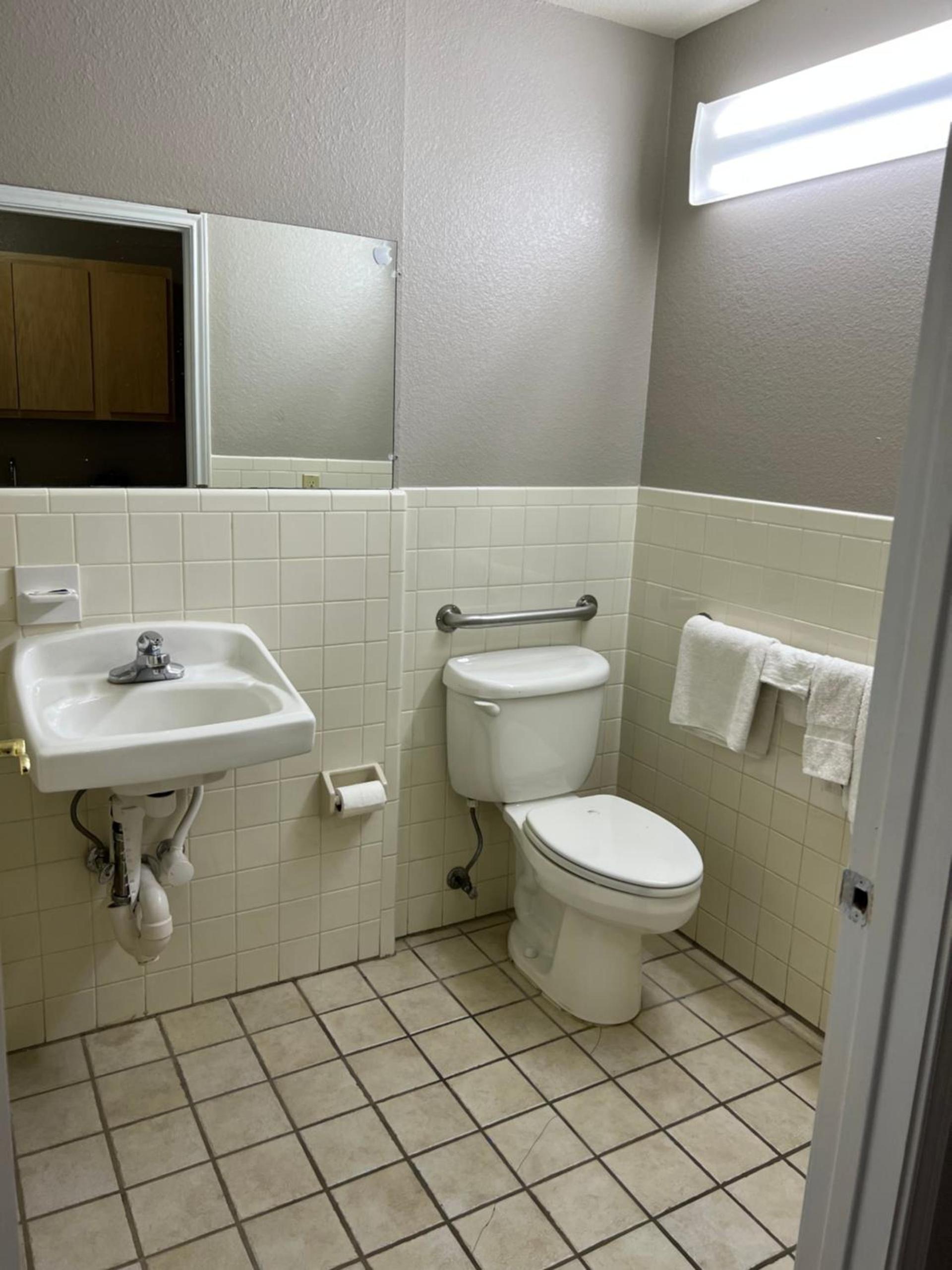 COUNTRY INN MOTEL photo 19