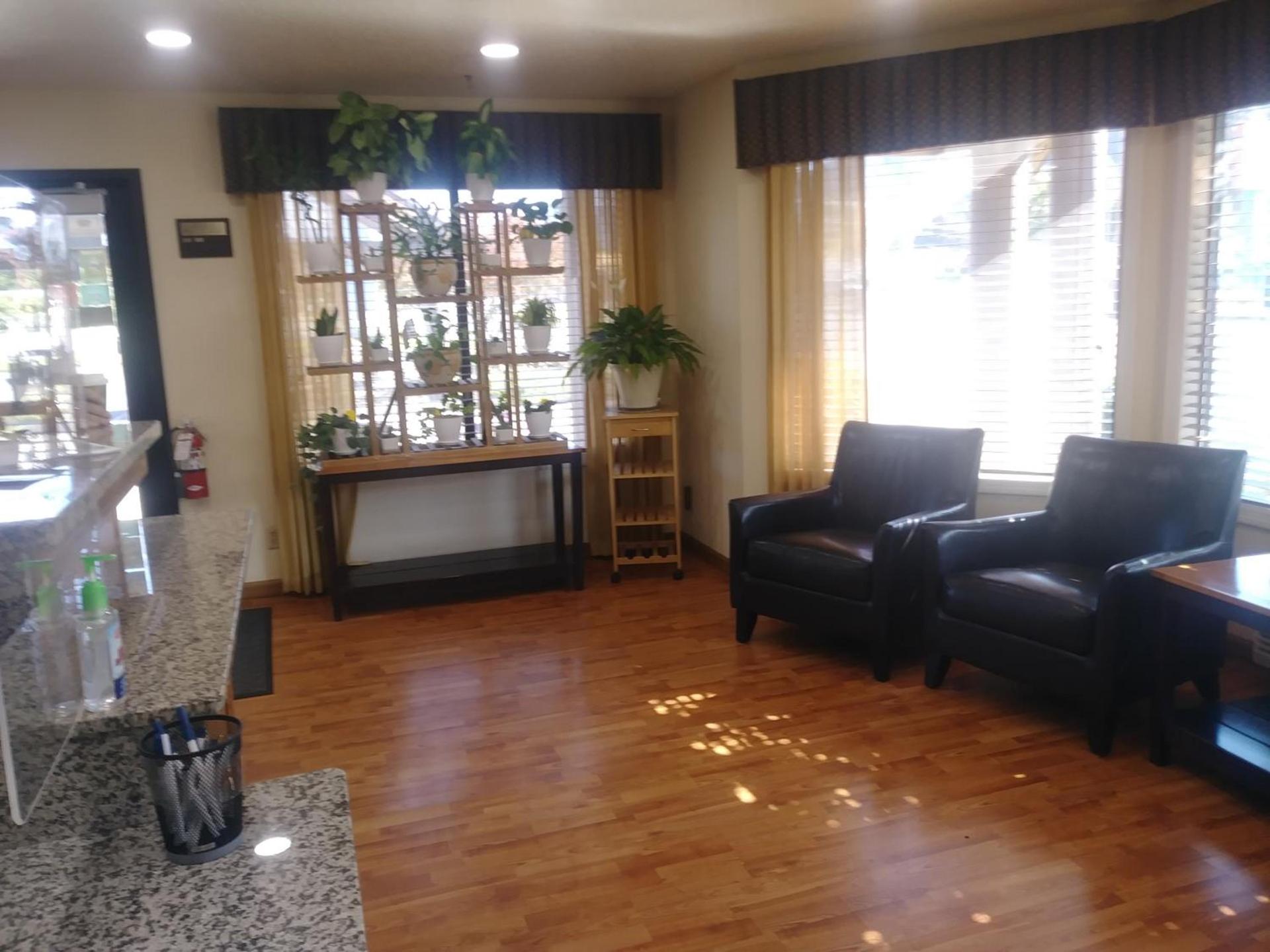 Oakridge Inn & Suites photo 2