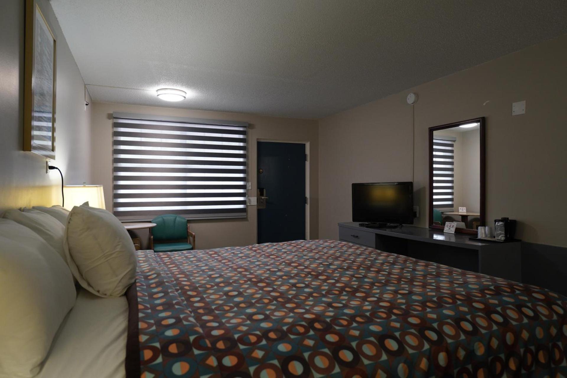 Economy Inn Historic District photo 9