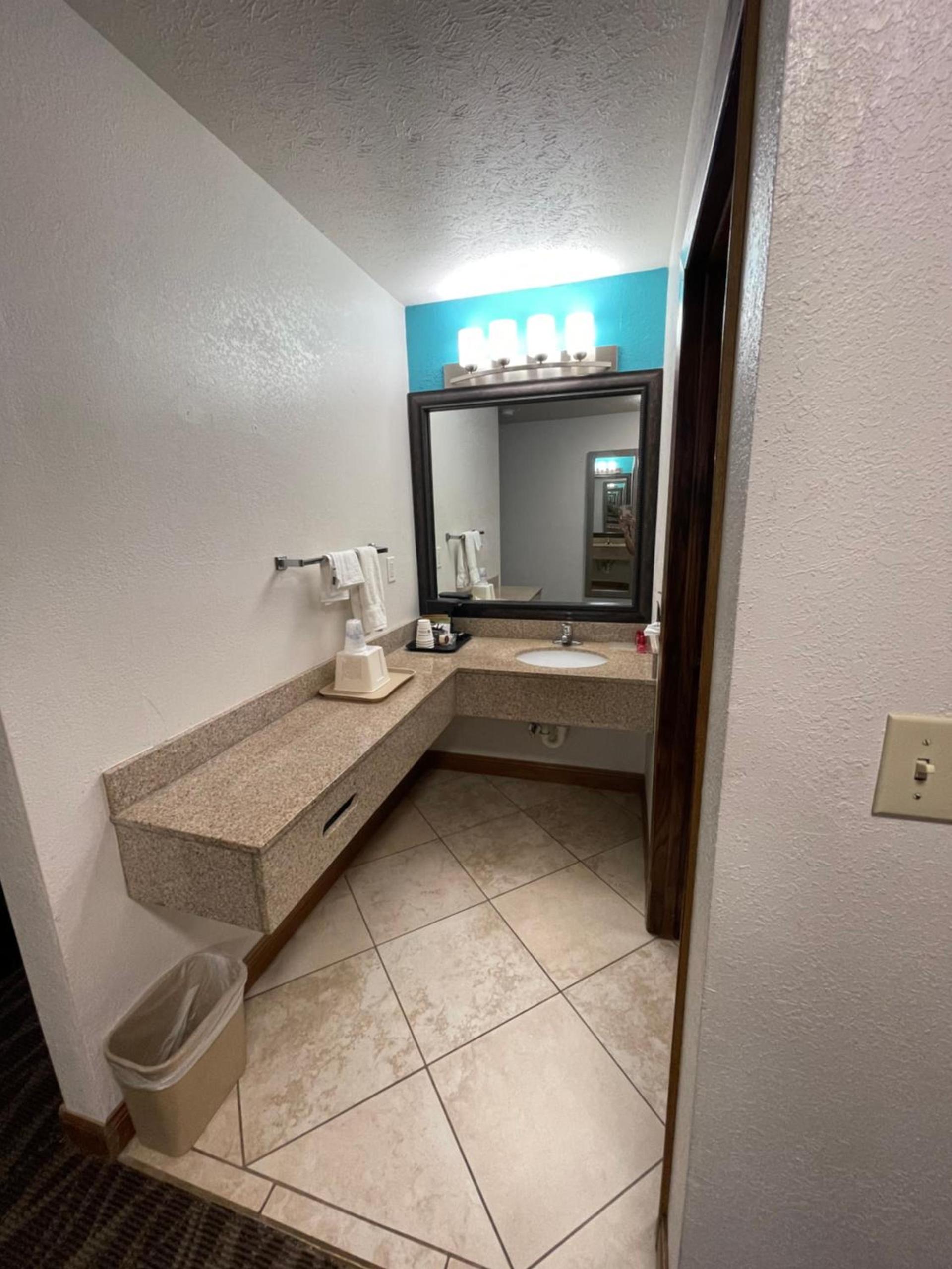 Baymont by Wyndham Bellevue - Omaha photo 12