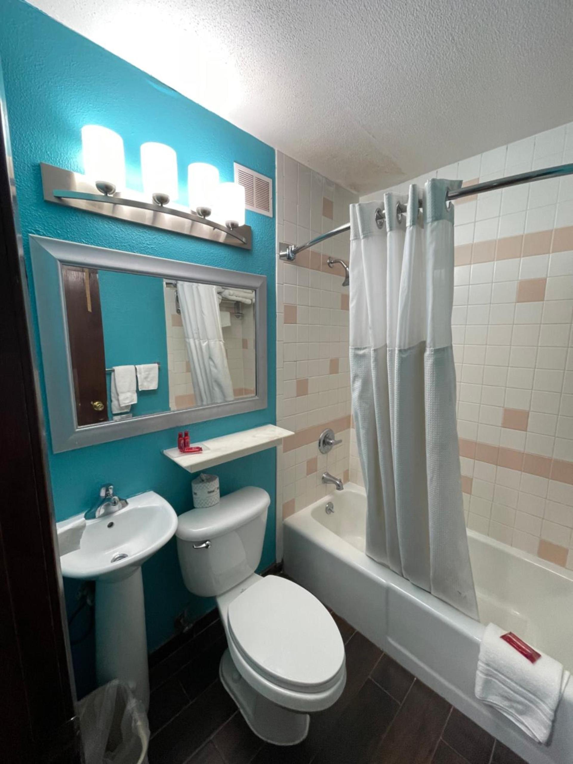 Baymont by Wyndham Bellevue - Omaha photo 20