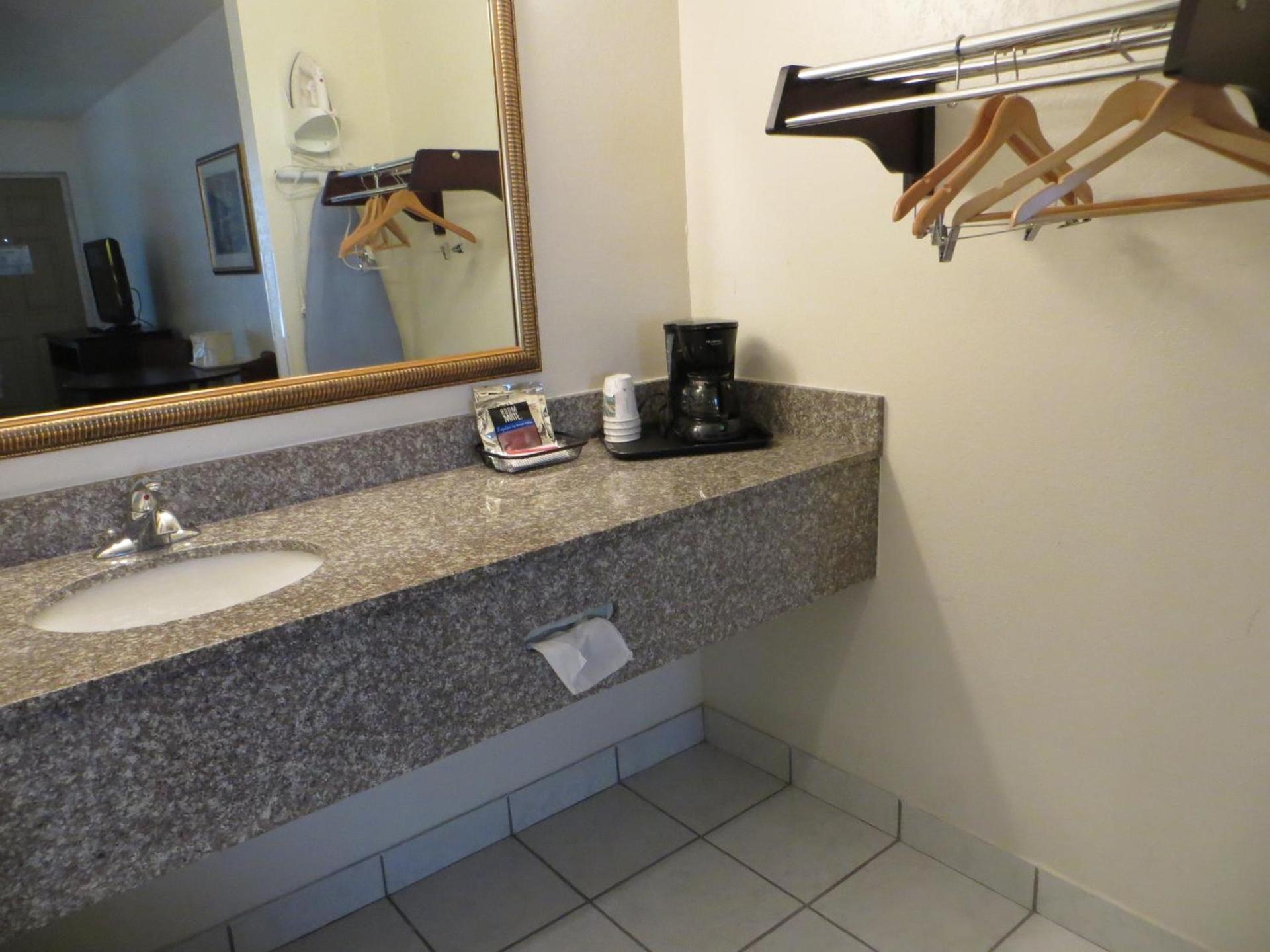 Days Inn by Wyndham Cave City photo 19
