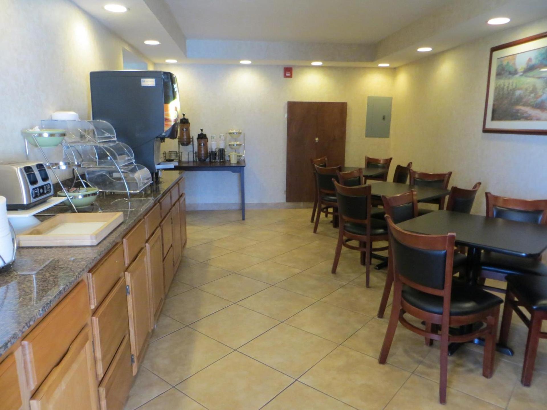 Days Inn by Wyndham Cave City photo 27