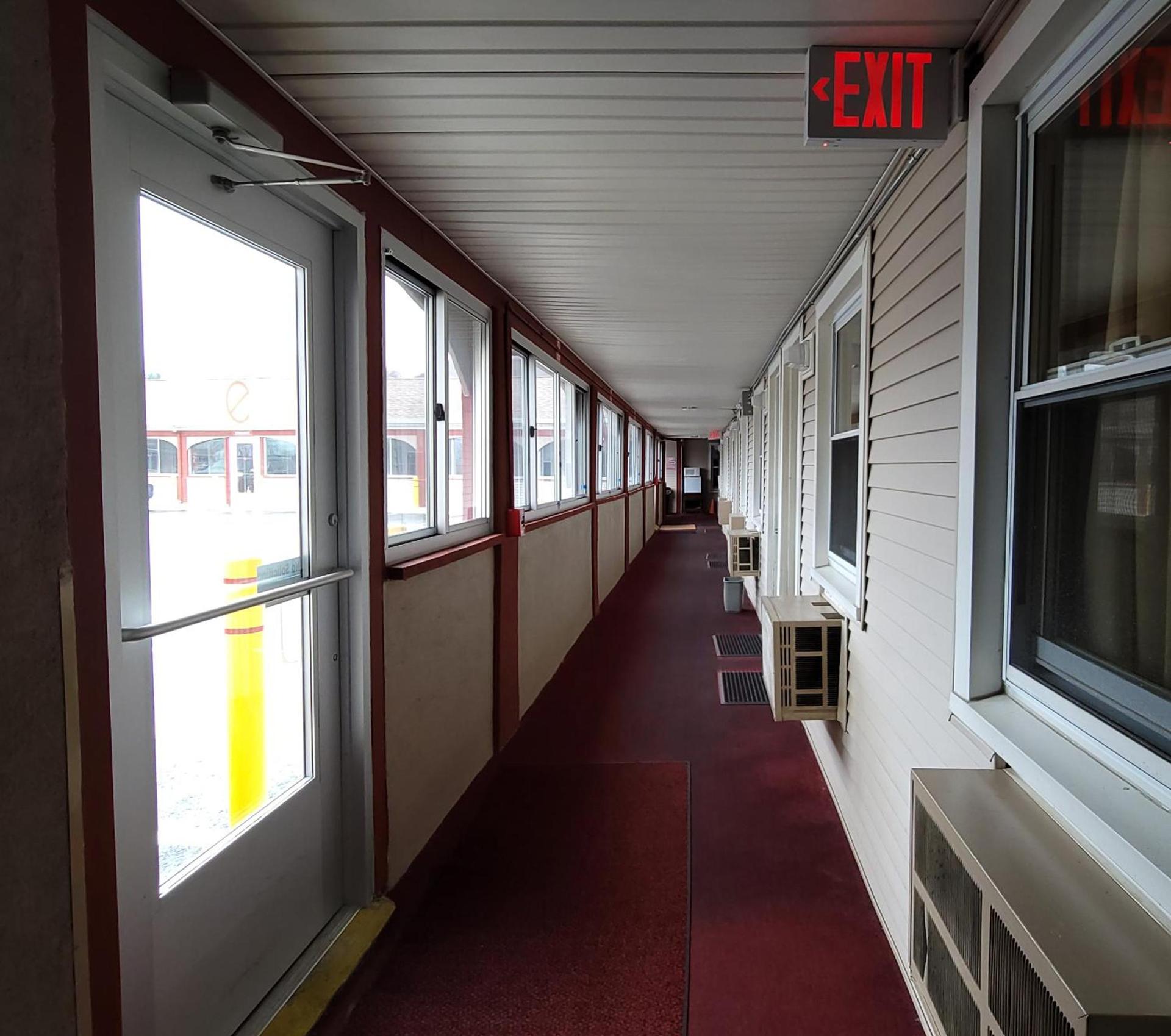 Red Carpet Inn West Springfield photo 2