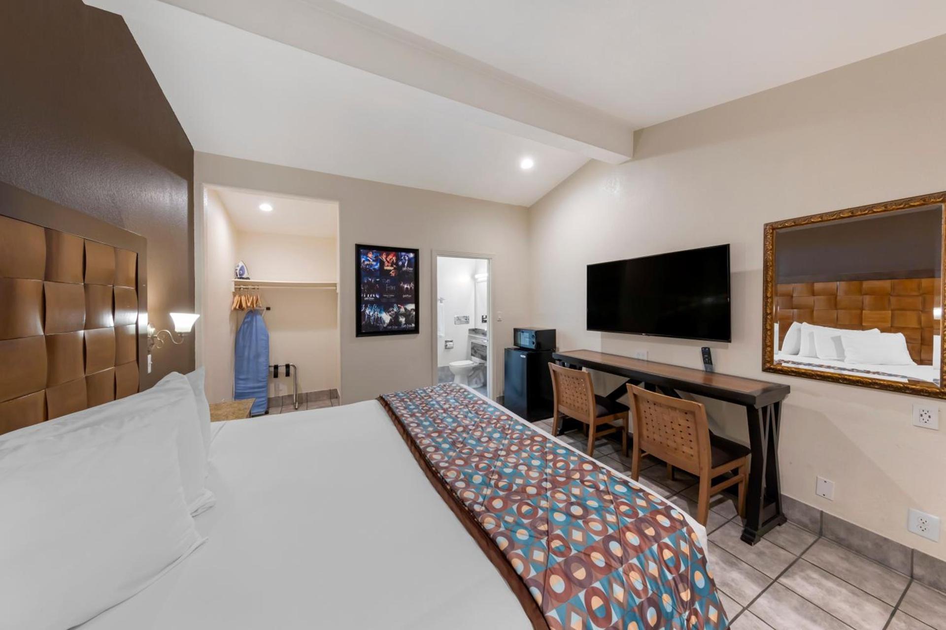 Anaheim Discovery Inn and Suites photo 83