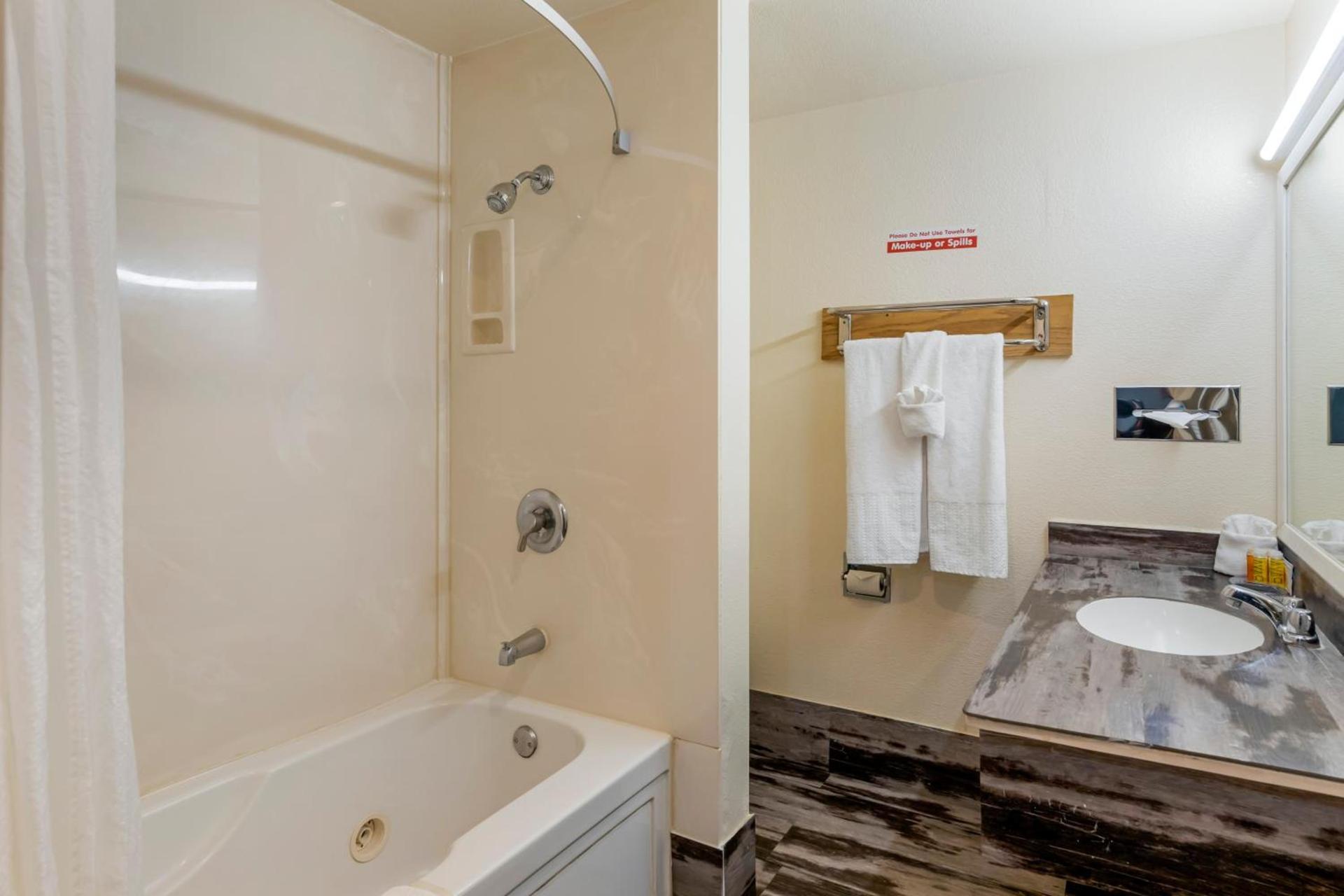 Anaheim Discovery Inn and Suites photo 79
