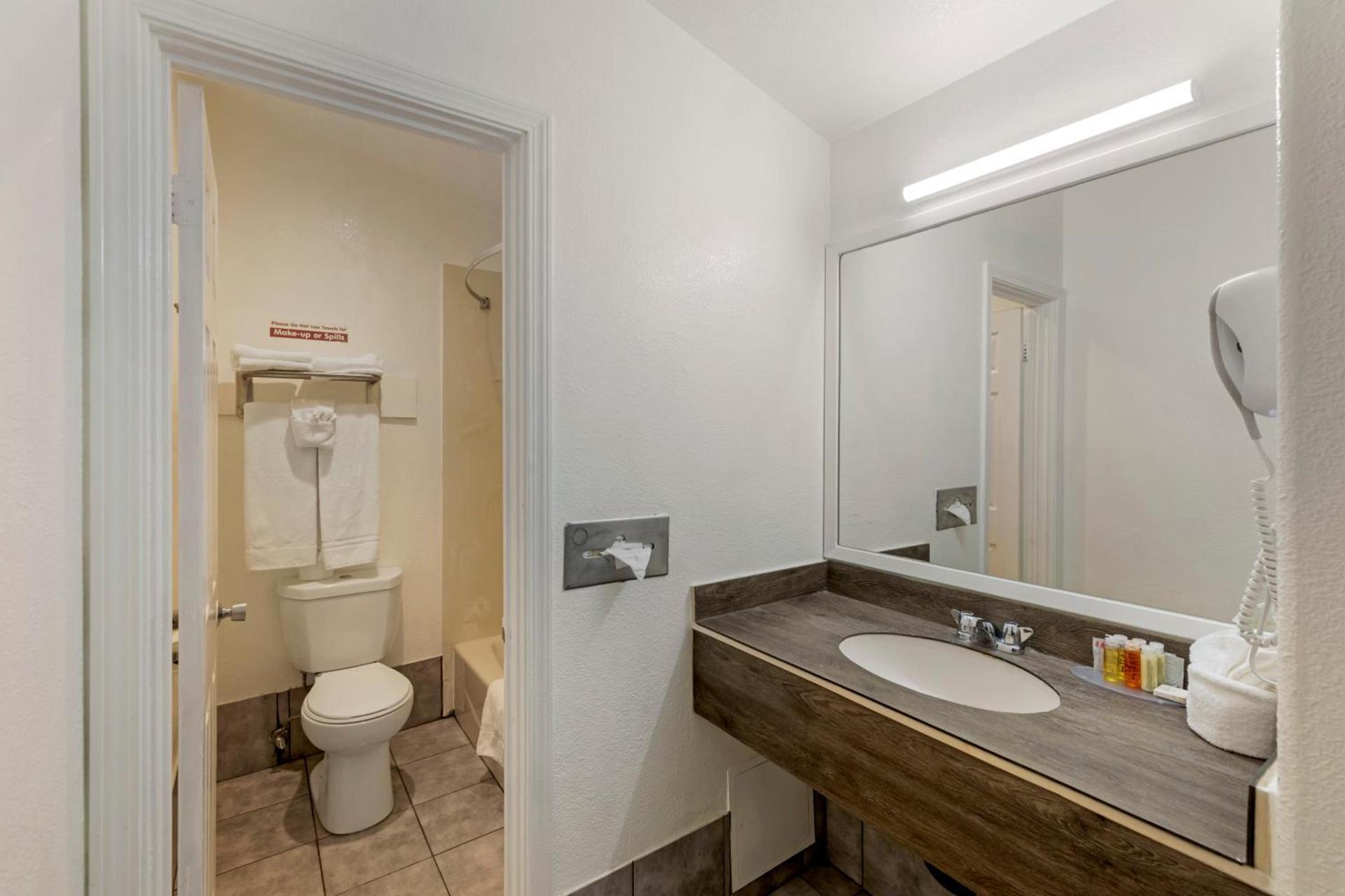 Anaheim Discovery Inn and Suites photo 97