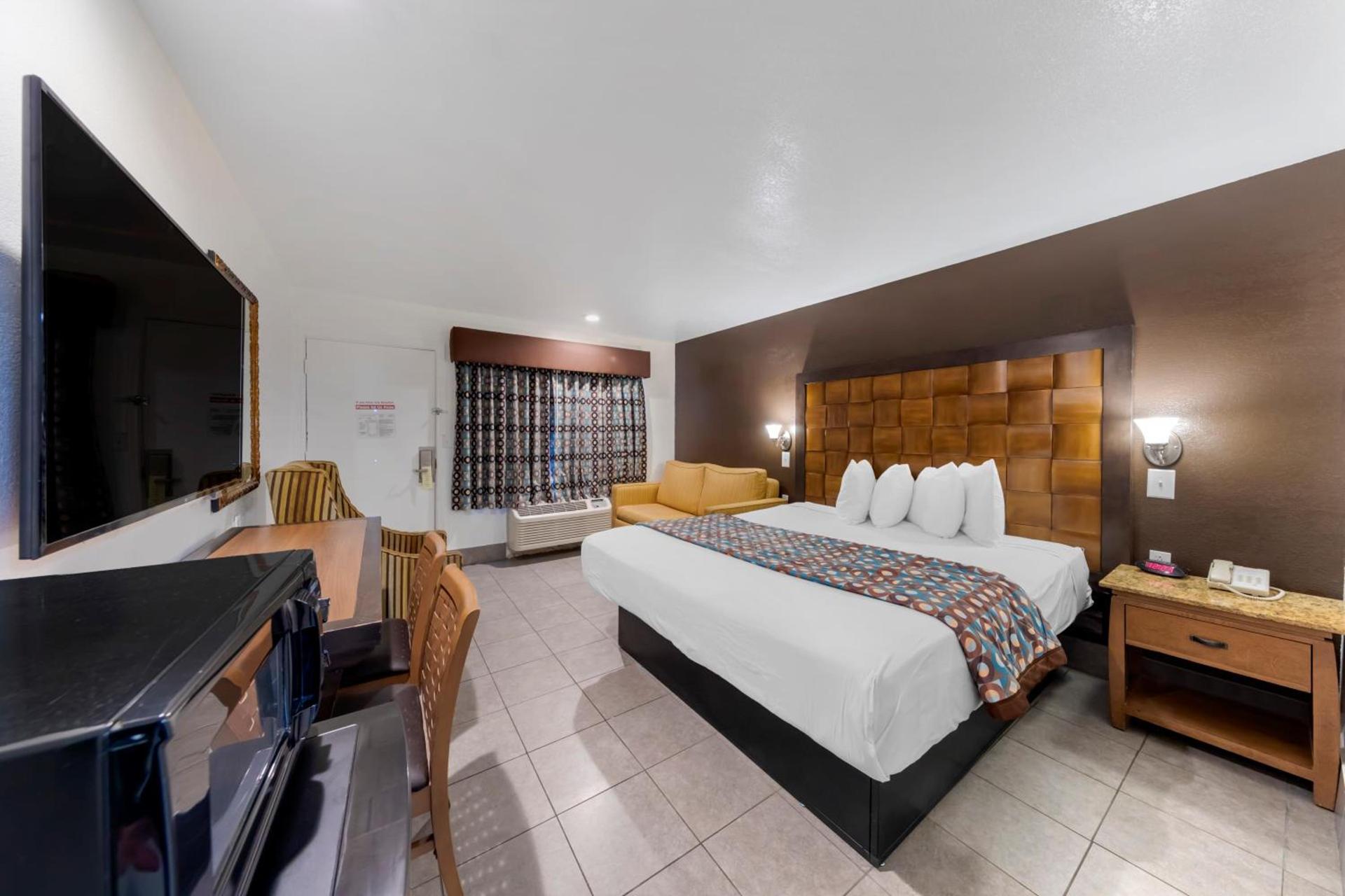 Anaheim Discovery Inn and Suites photo 91
