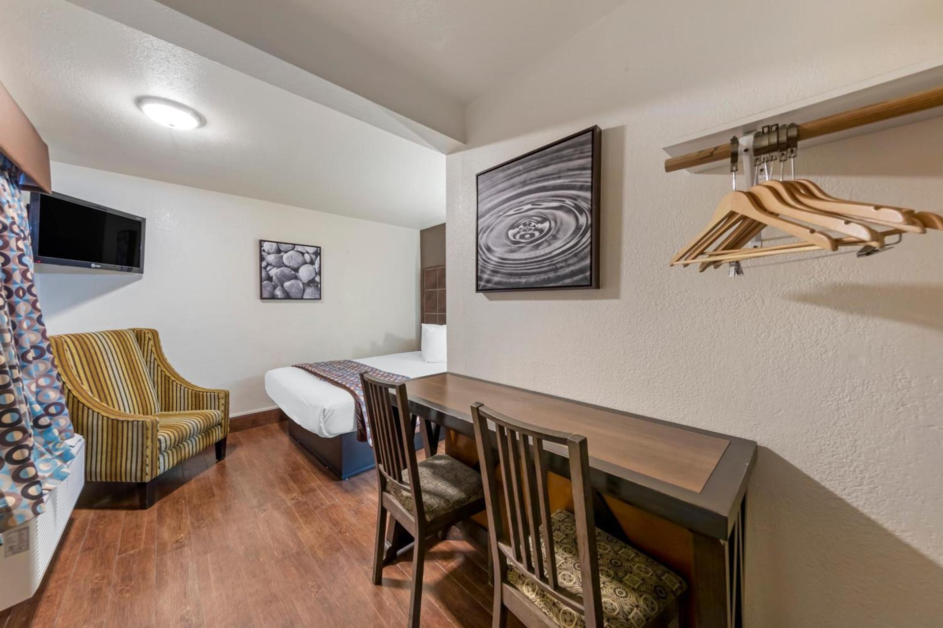 Anaheim Discovery Inn and Suites photo 87