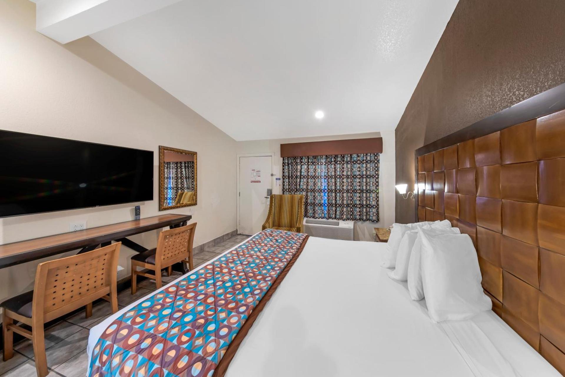 Anaheim Discovery Inn and Suites photo 81