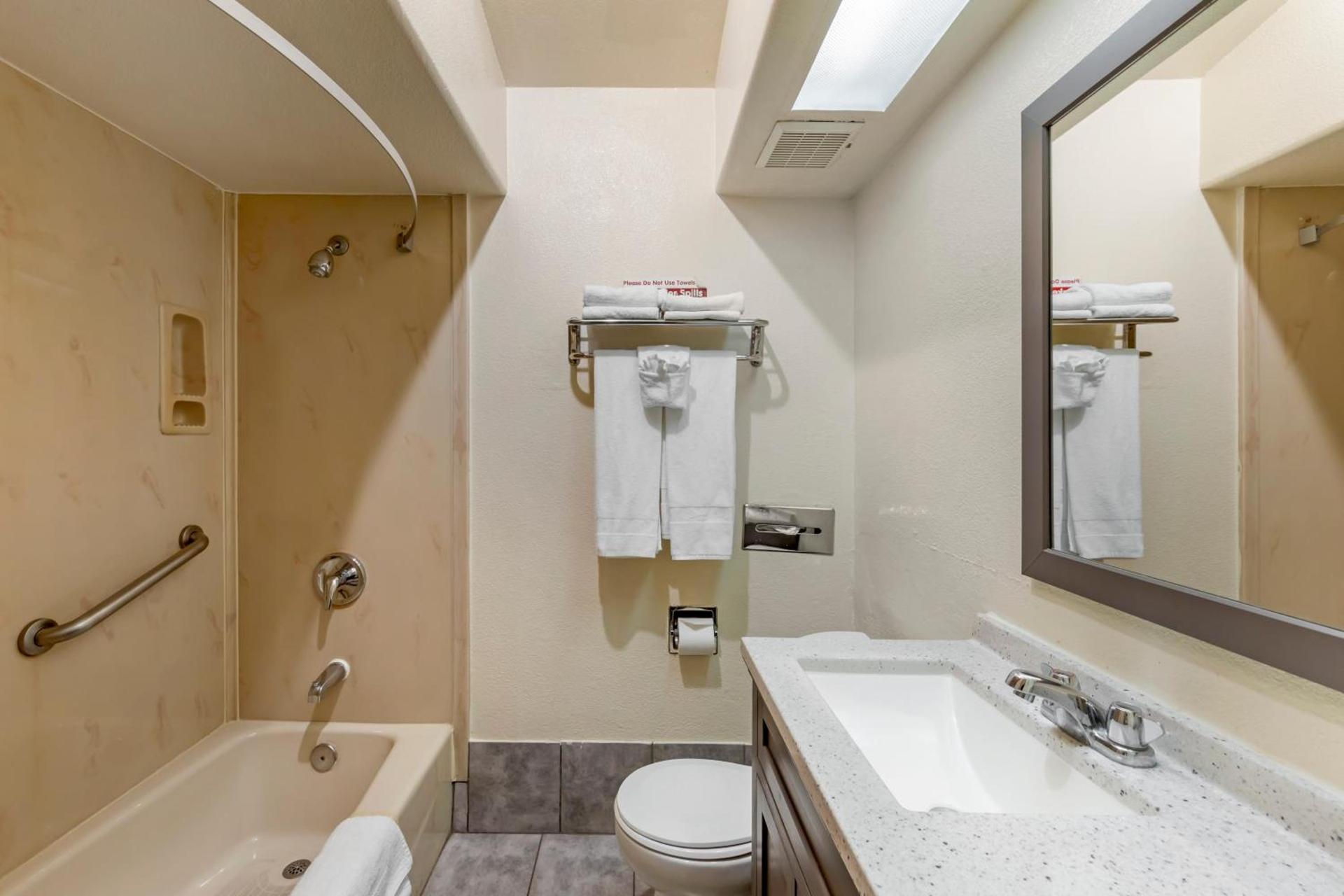 Anaheim Discovery Inn and Suites photo 84