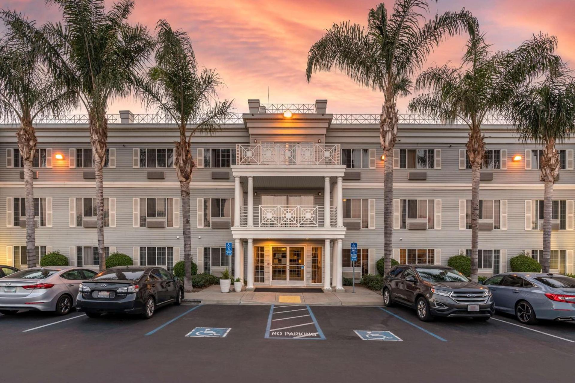 Best Western Luxury Inn photo 1
