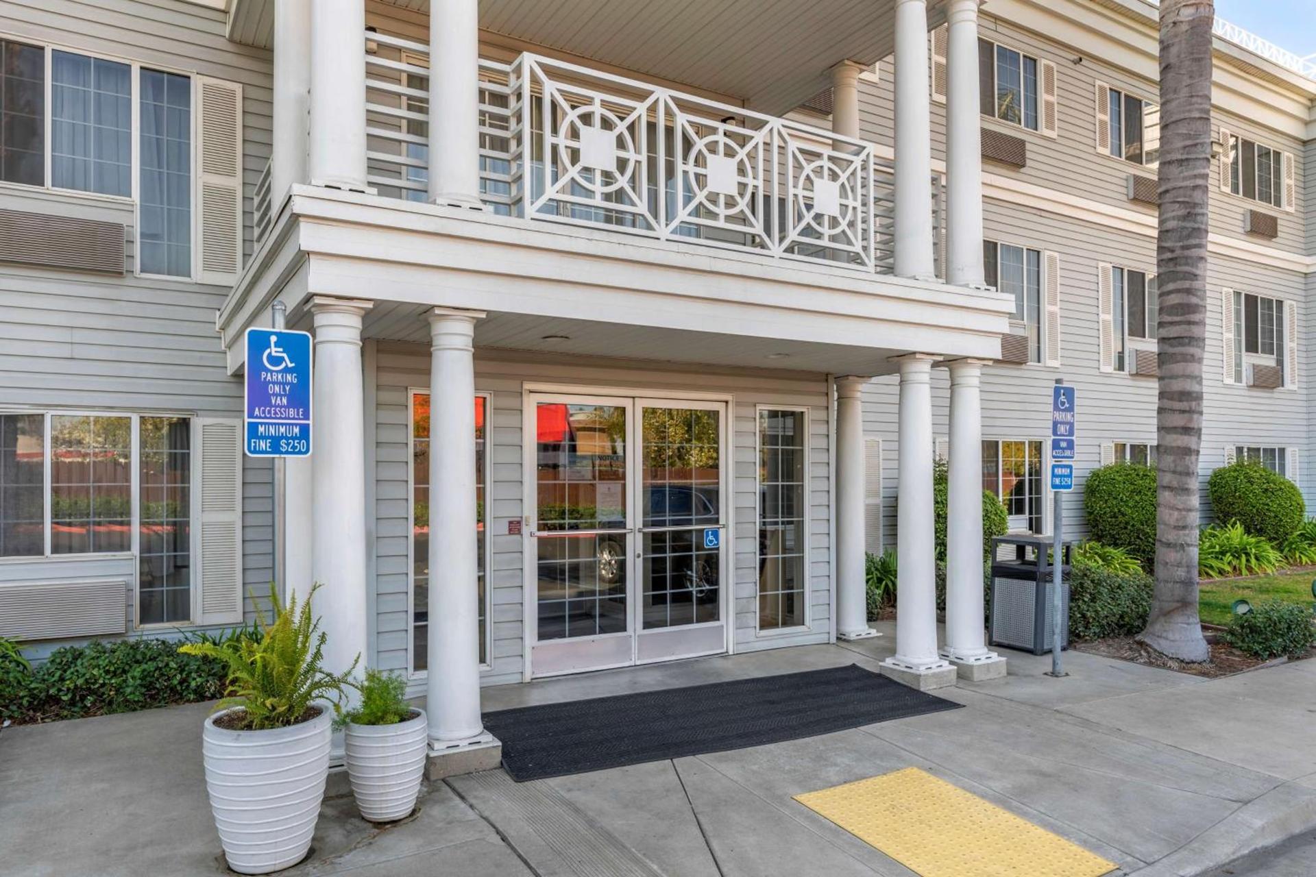 Best Western Luxury Inn photo 12