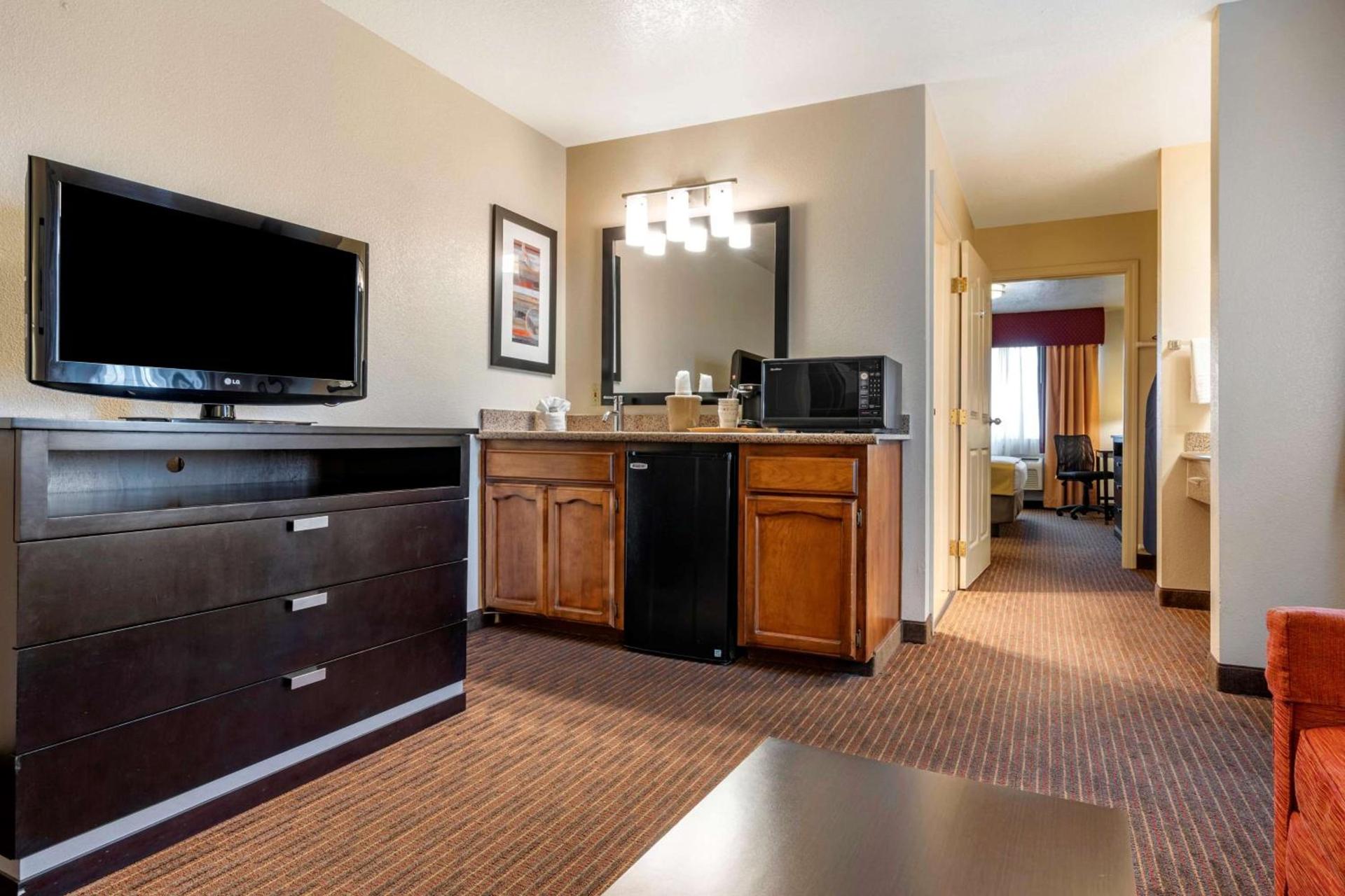 Best Western Luxury Inn photo 38