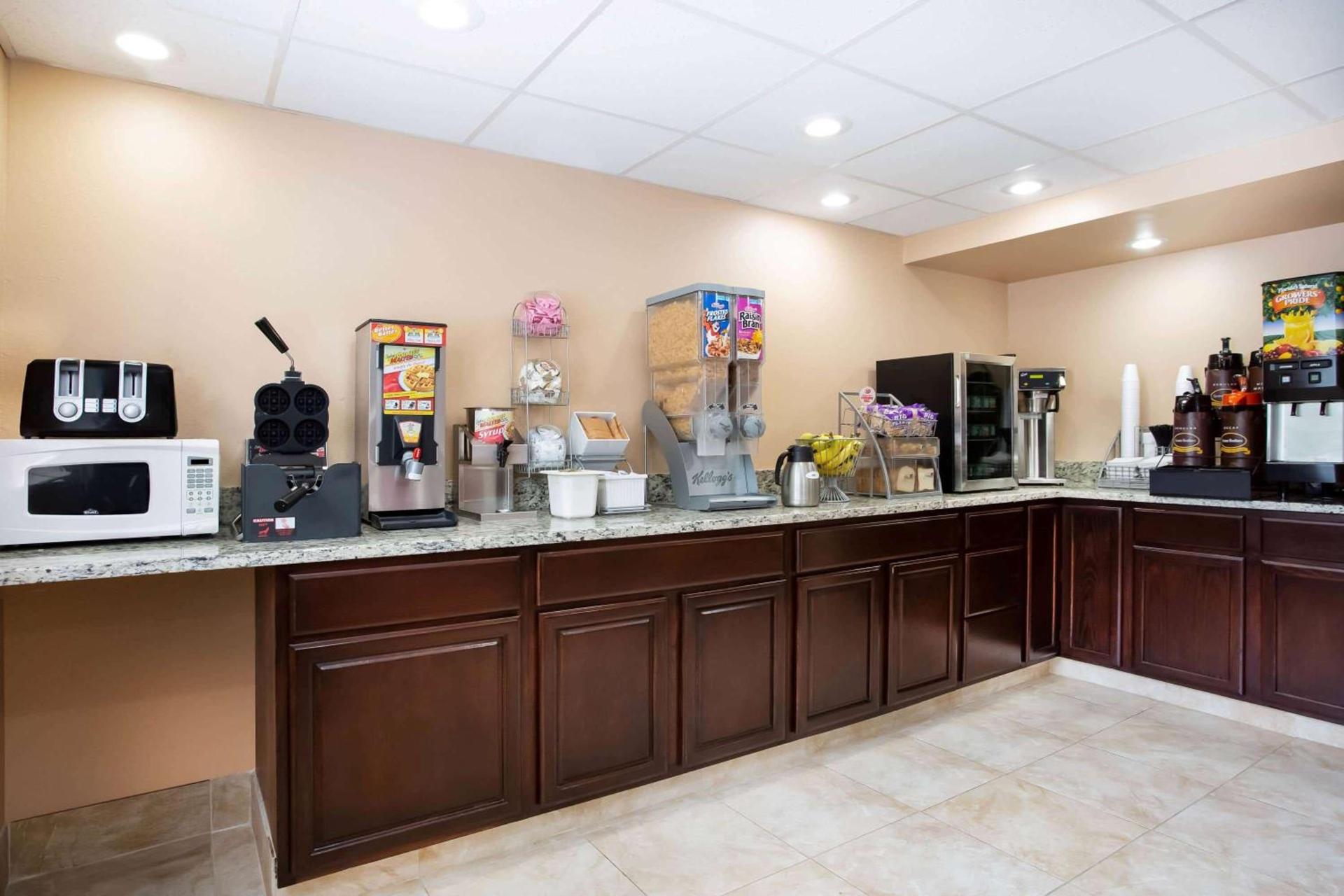 Super 8 by Wyndham Chester/Richmond Area photo 12