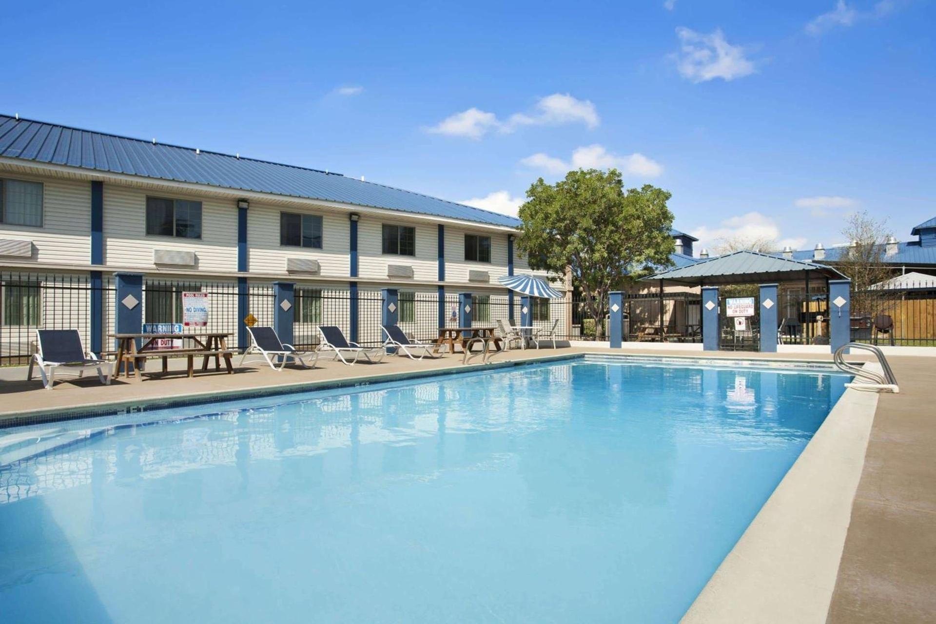 Days Inn & Suites by Wyndham Laredo photo 6