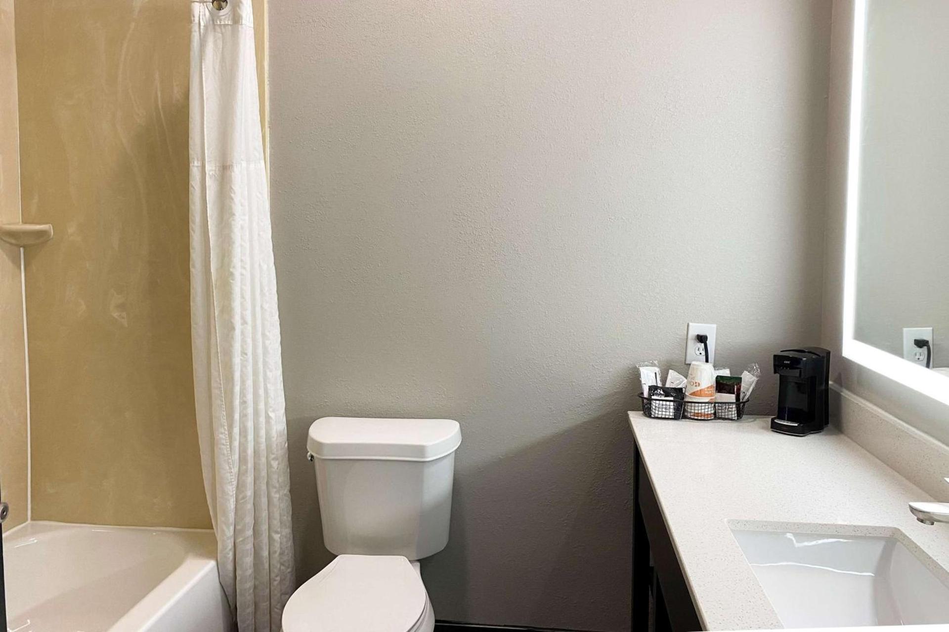 Wingate by Wyndham Biloxi - Ocean Springs photo 5