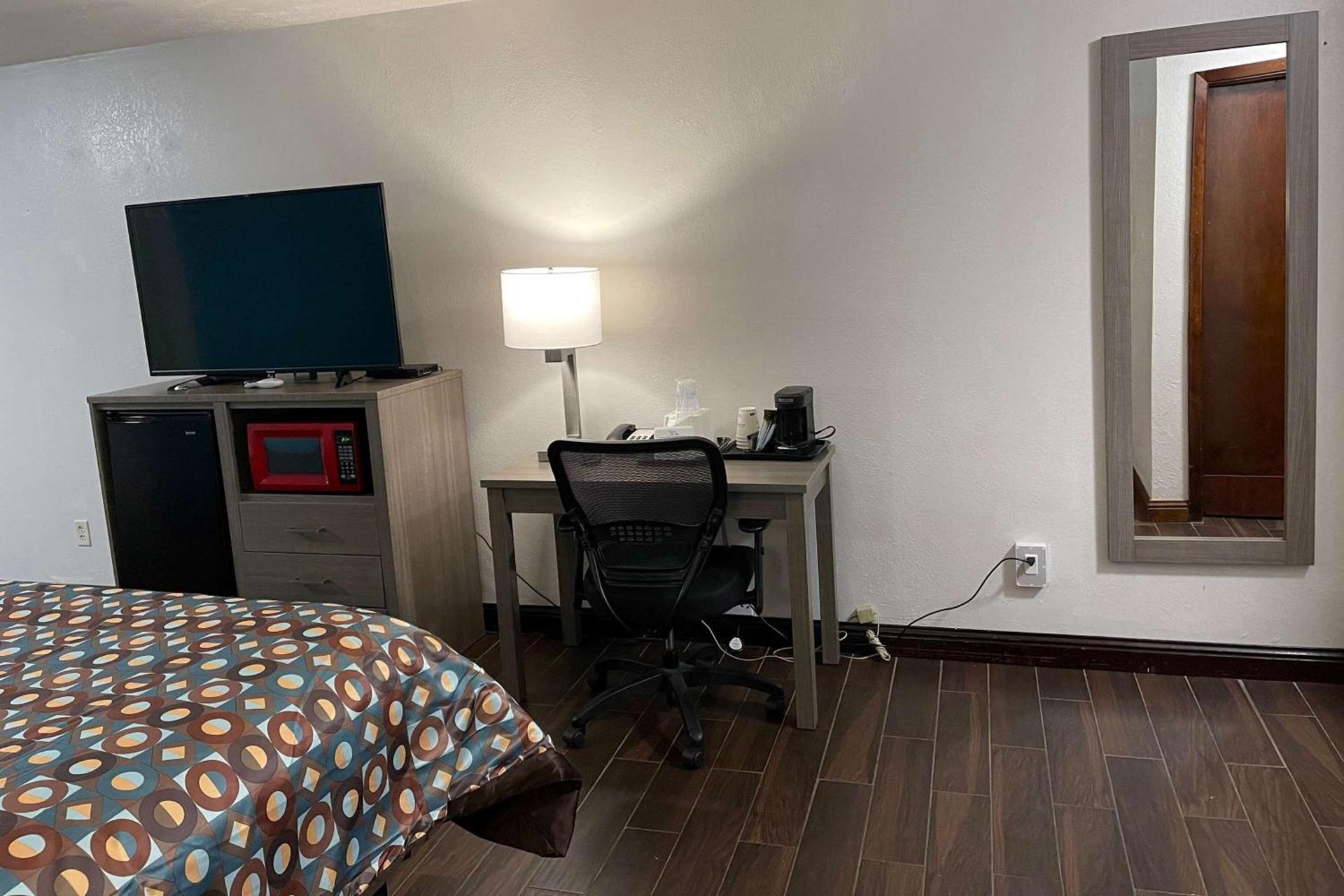 Baymont by Wyndham Bellevue - Omaha photo 27