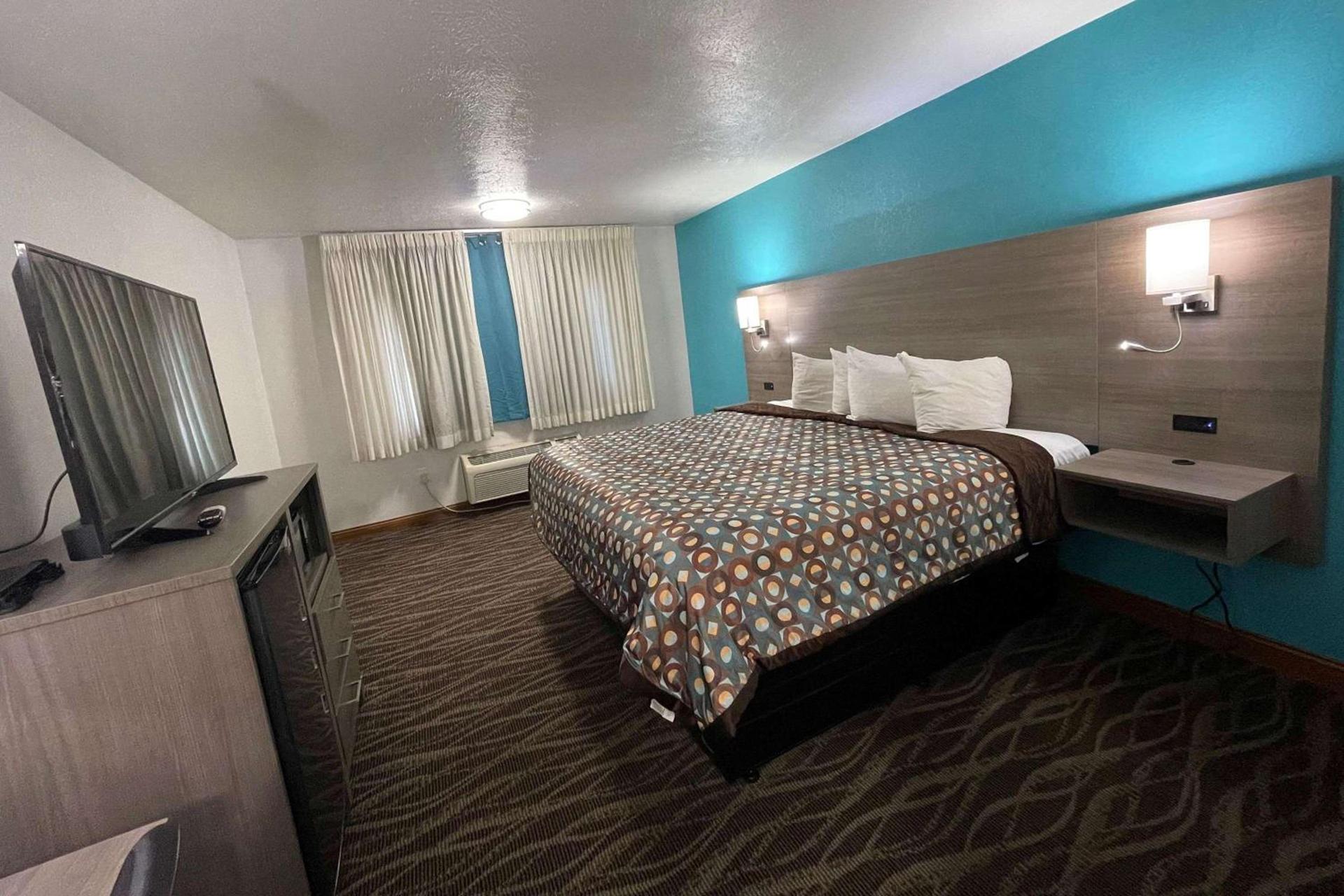 Baymont by Wyndham Bellevue - Omaha photo 23