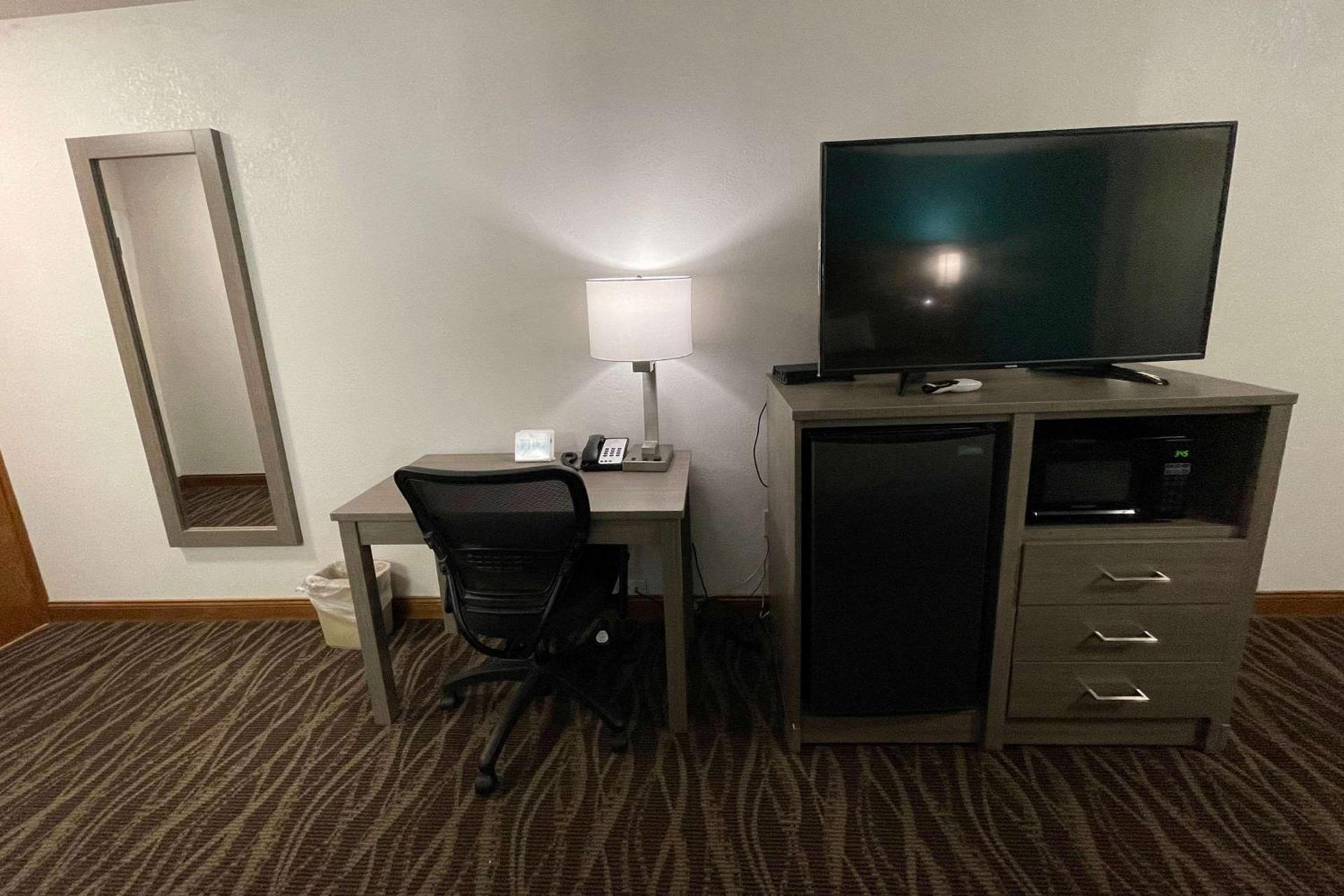 Baymont by Wyndham Bellevue - Omaha photo 24