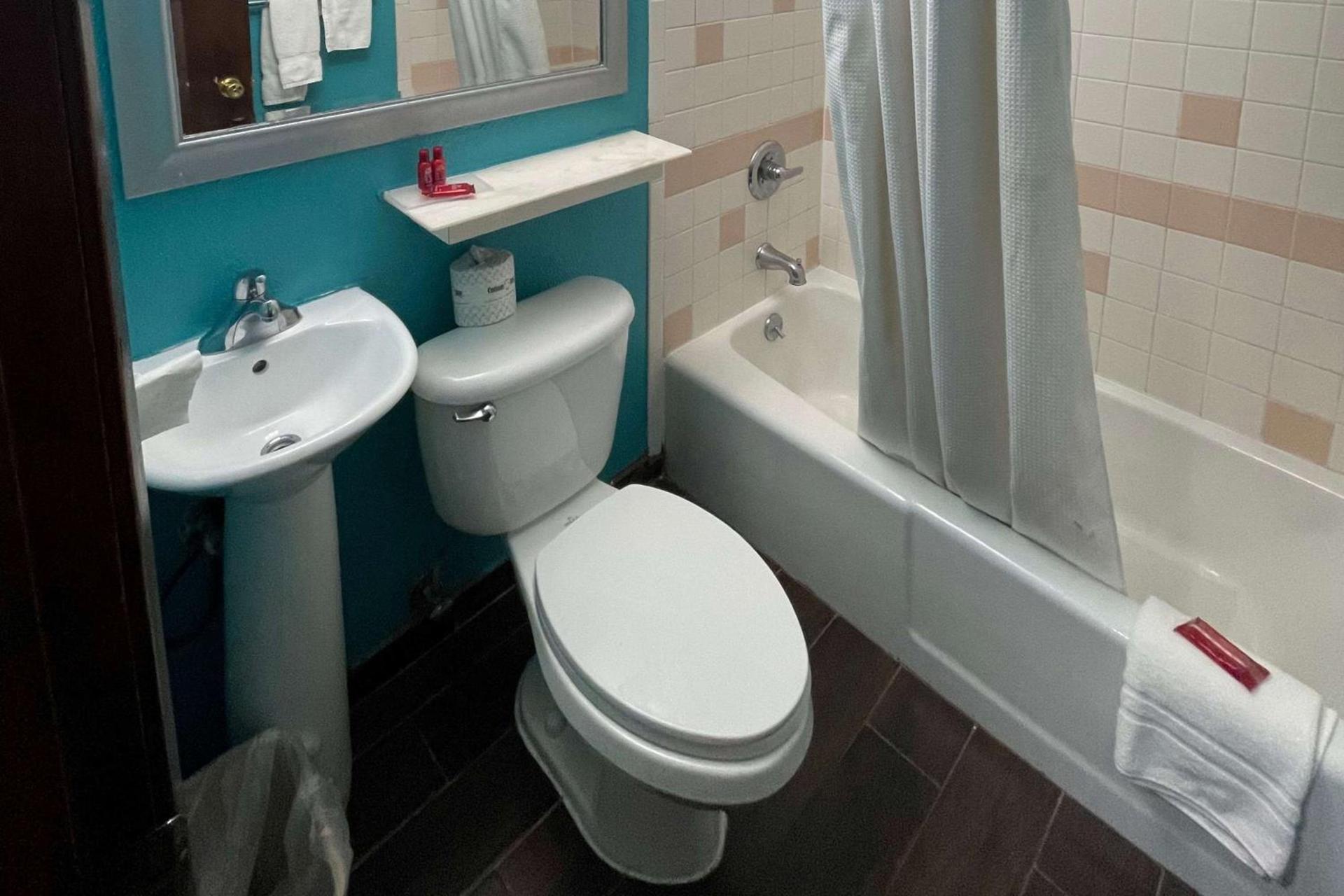 Baymont by Wyndham Bellevue - Omaha photo 22