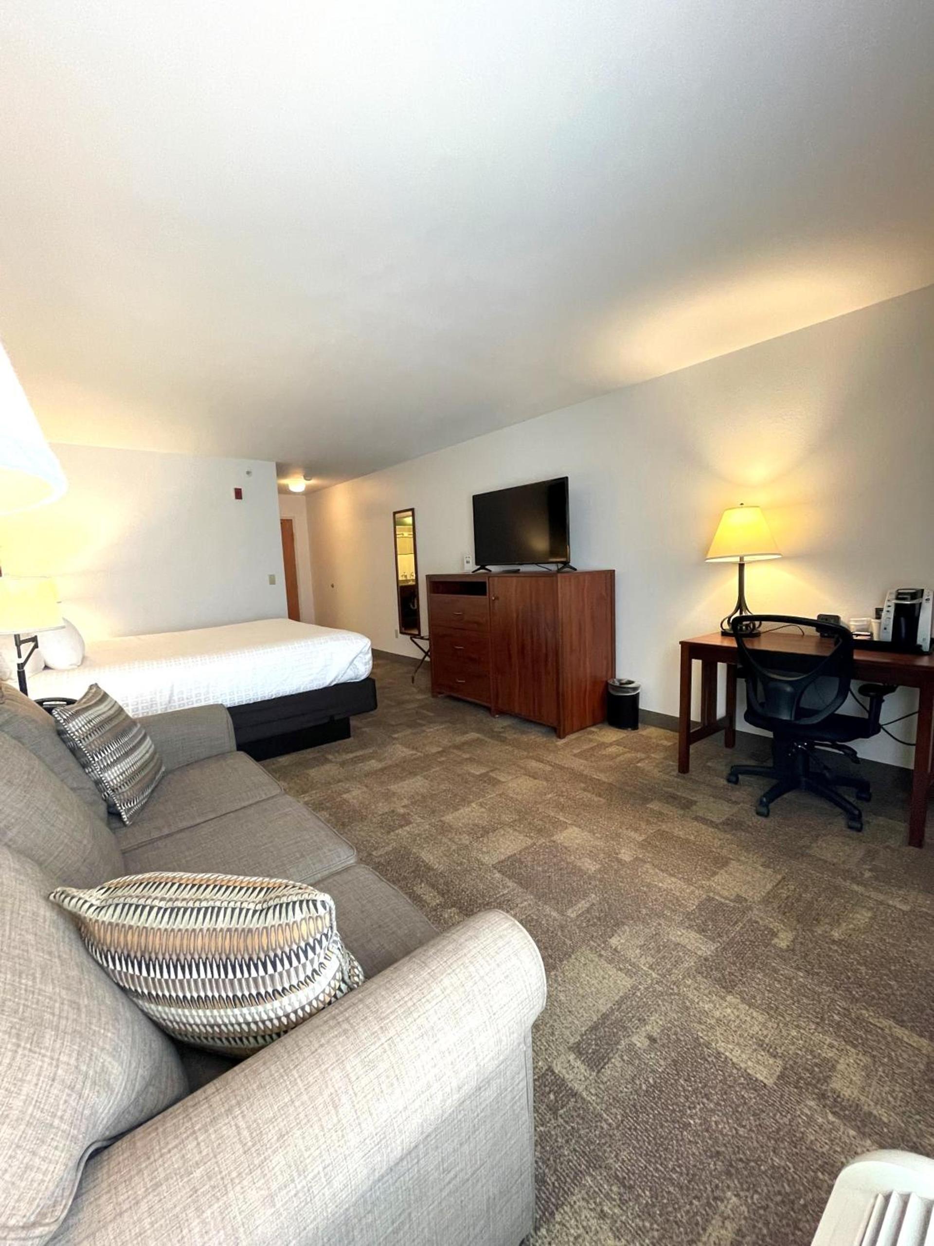 Boothill Inn and Suites photo 24