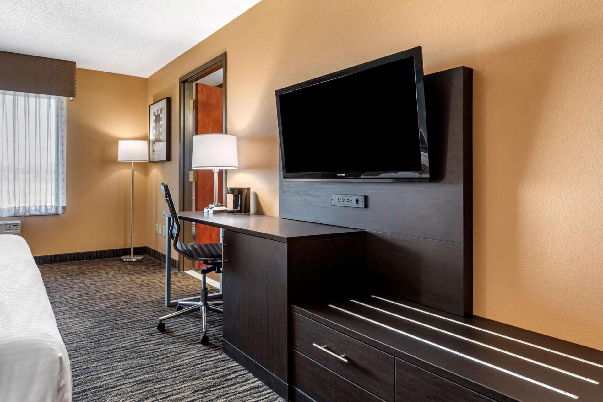 Best Western the Inn at the Fairgrounds photo 24