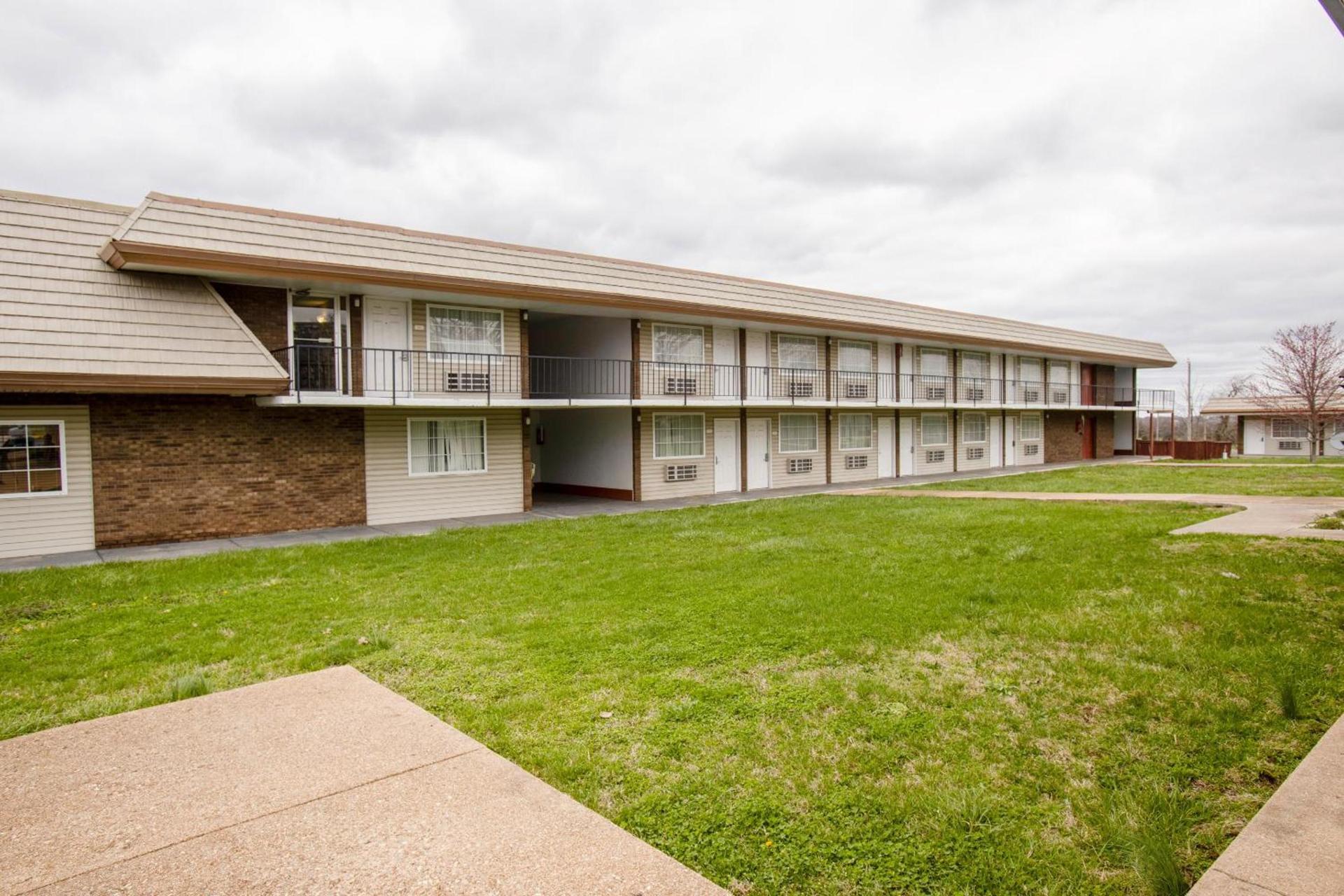 OYO Hotel Lebanon MO I-44 photo 2