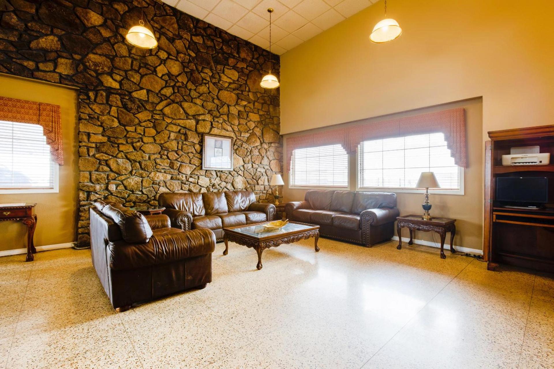 OYO Hotel Lebanon MO I-44 photo 5