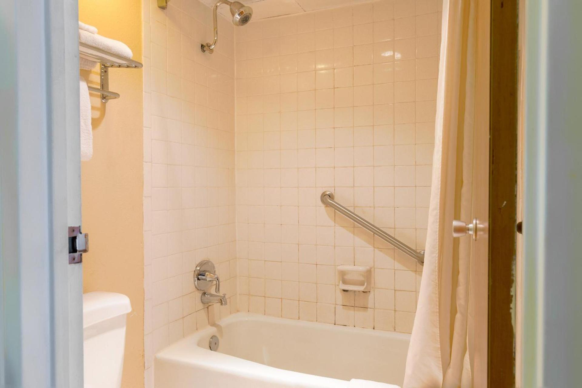 OYO Hotel Lebanon MO I-44 photo 24