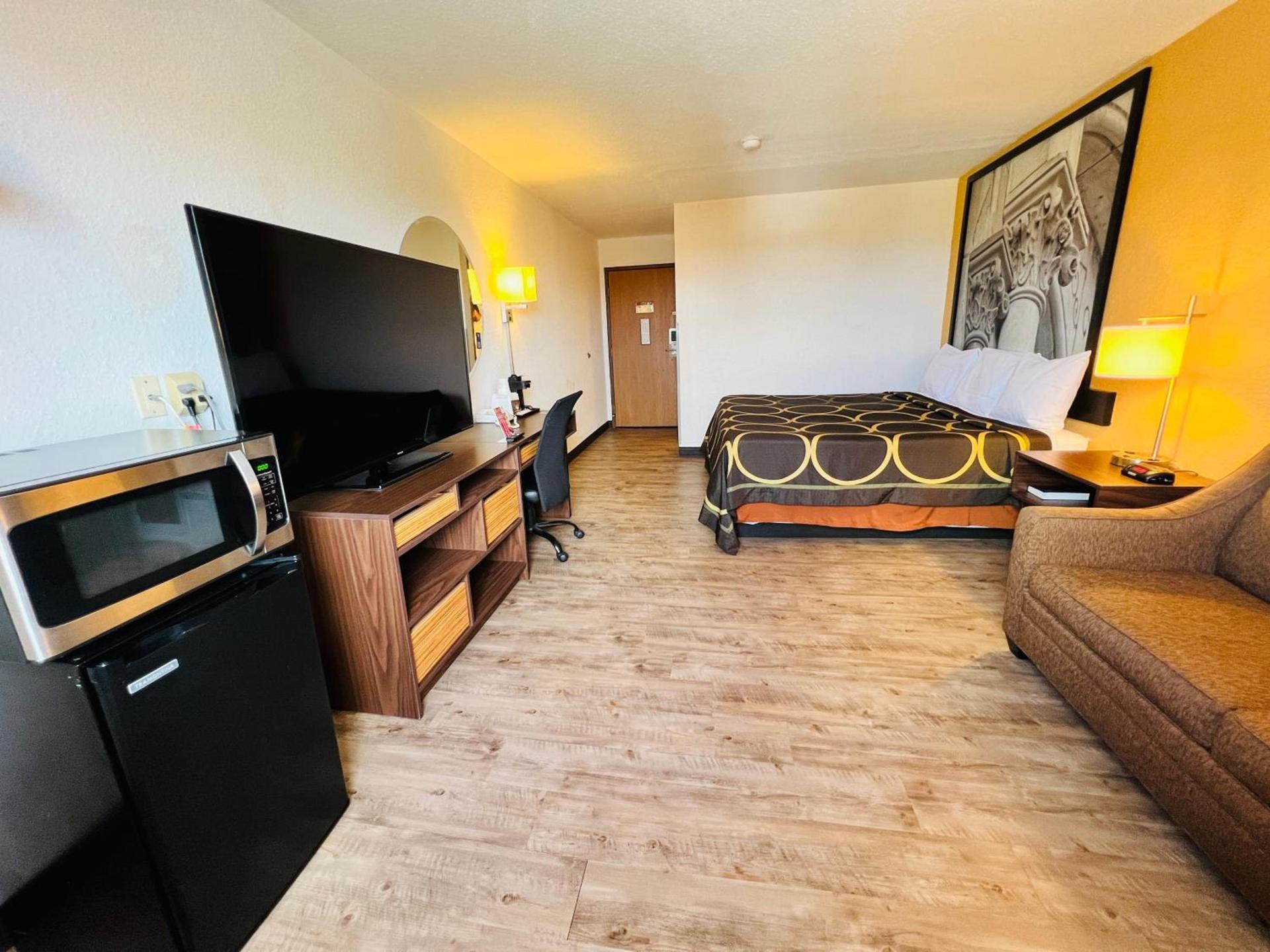Super 8 by Wyndham Elizabethtown photo 3