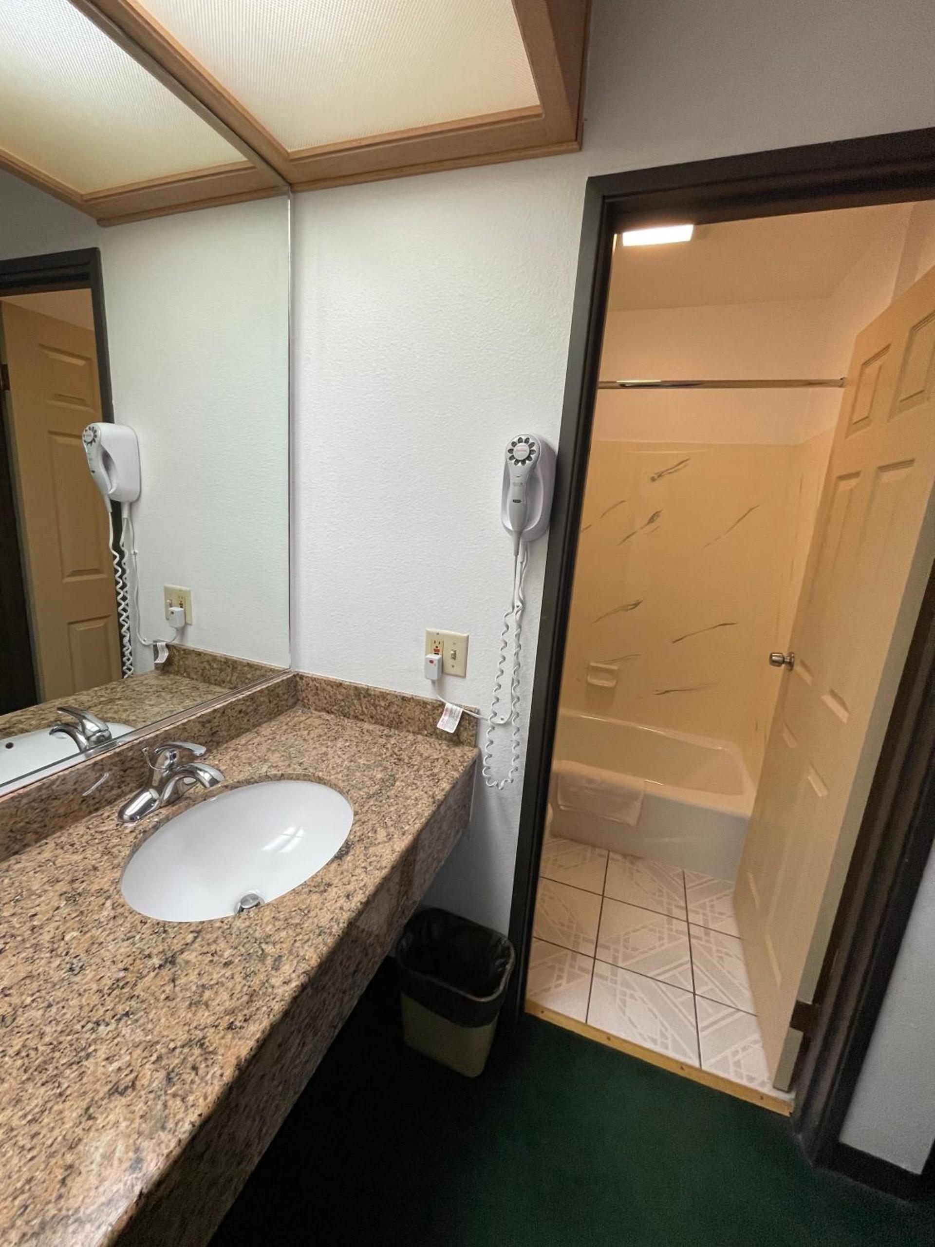 Chino Motel photo 32