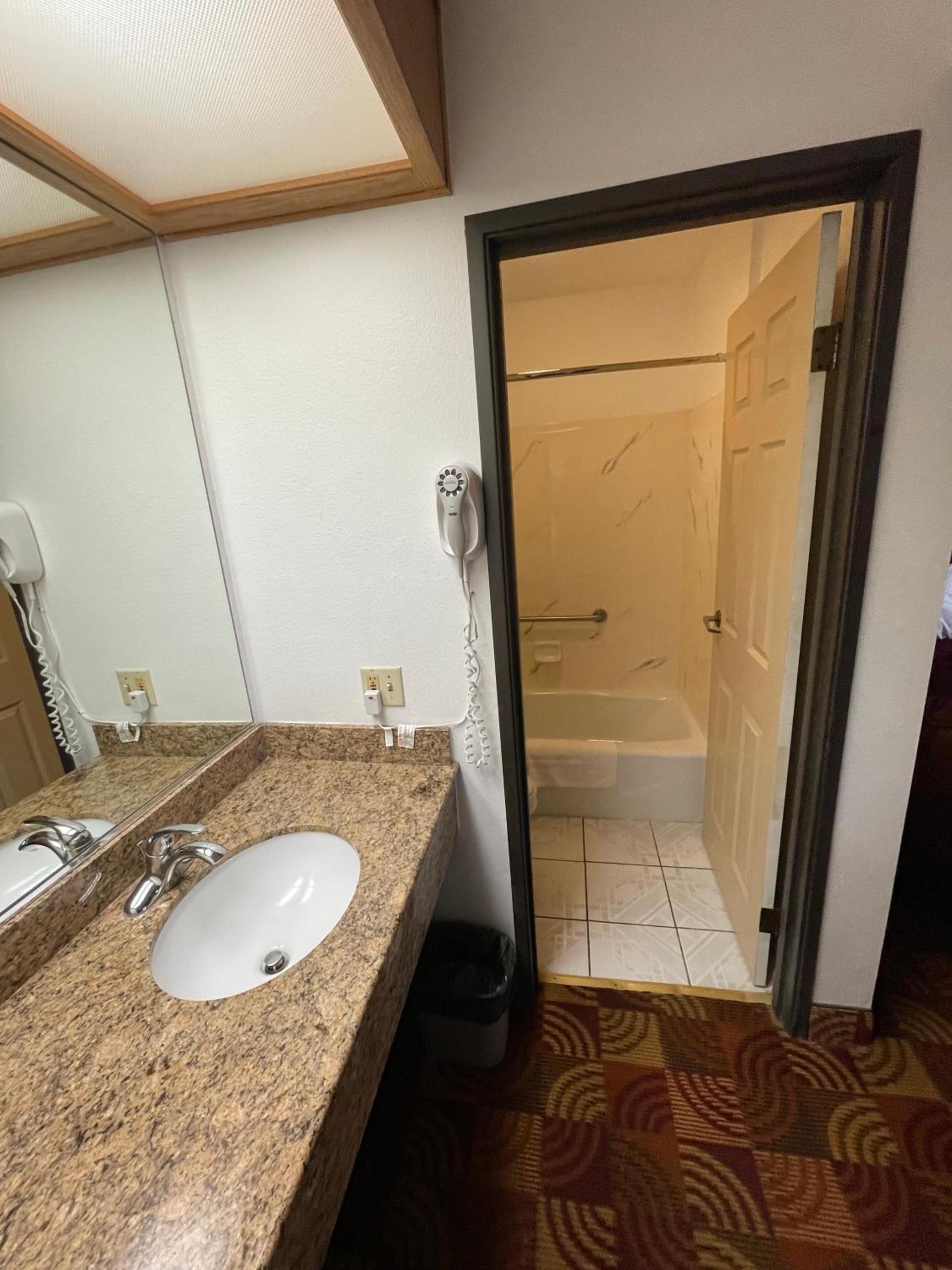 Chino Motel photo 23