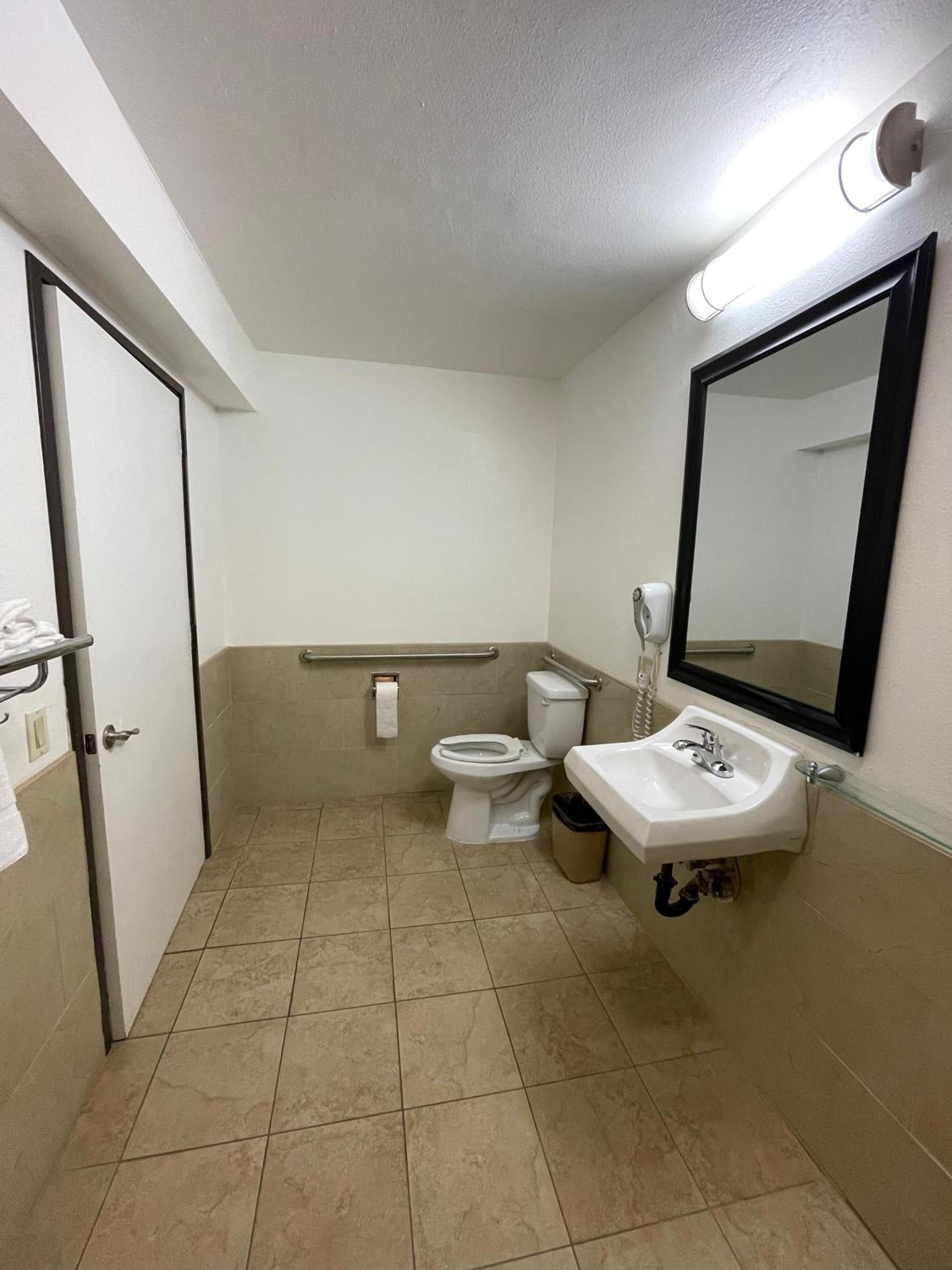 Chino Motel photo 18
