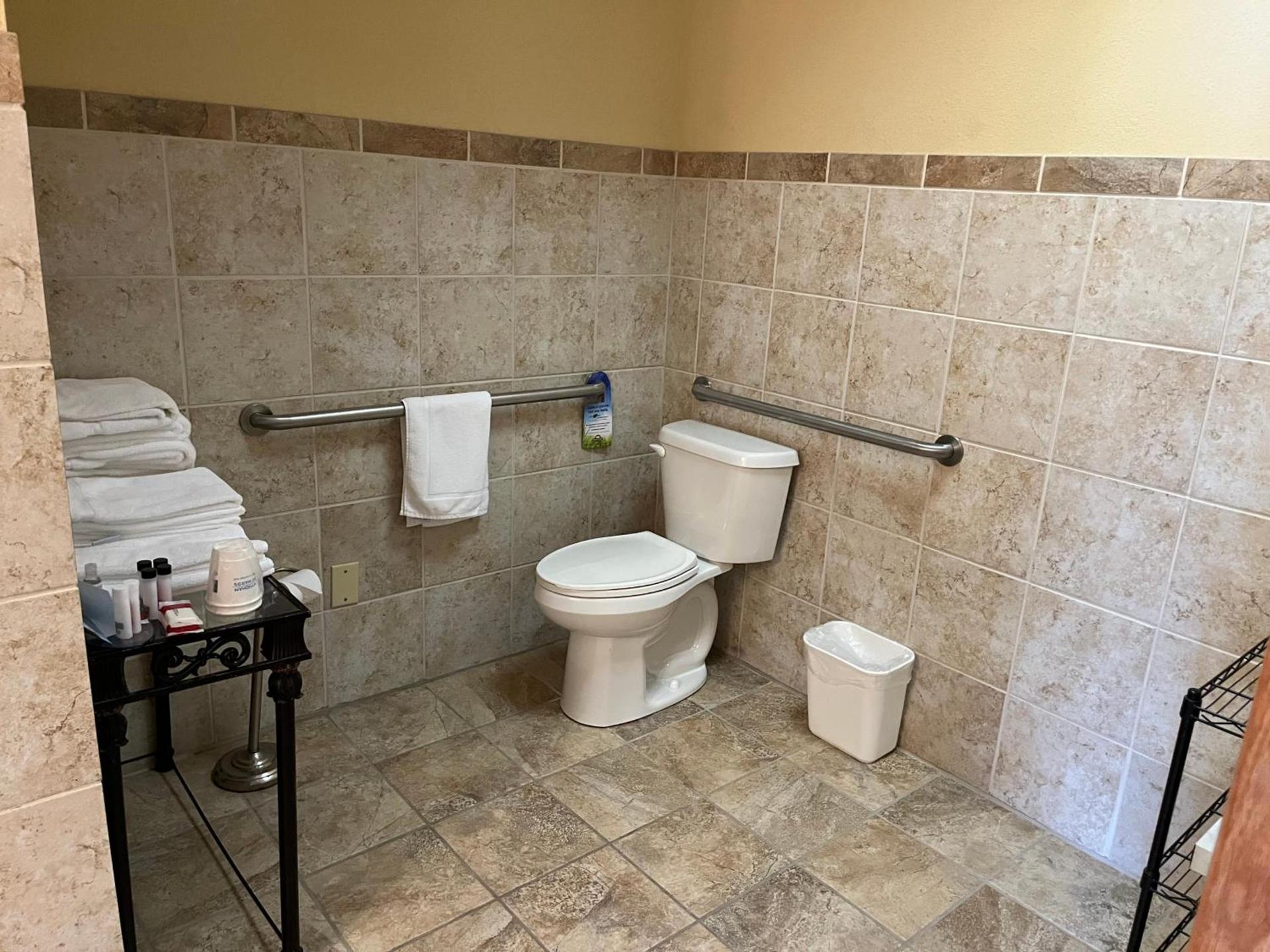 Days Inn & Suites by Wyndham Sutton Flatwoods photo 22
