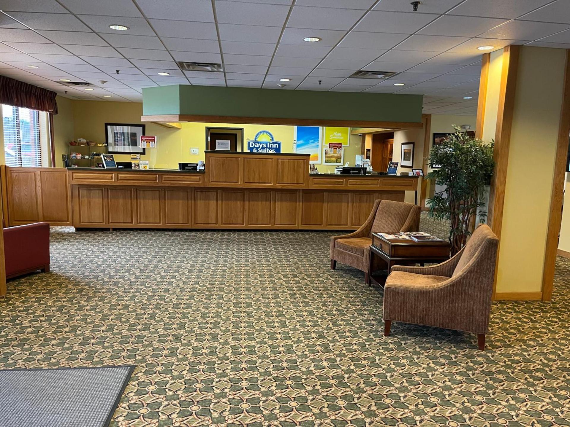 Days Inn & Suites by Wyndham Sutton Flatwoods photo 4