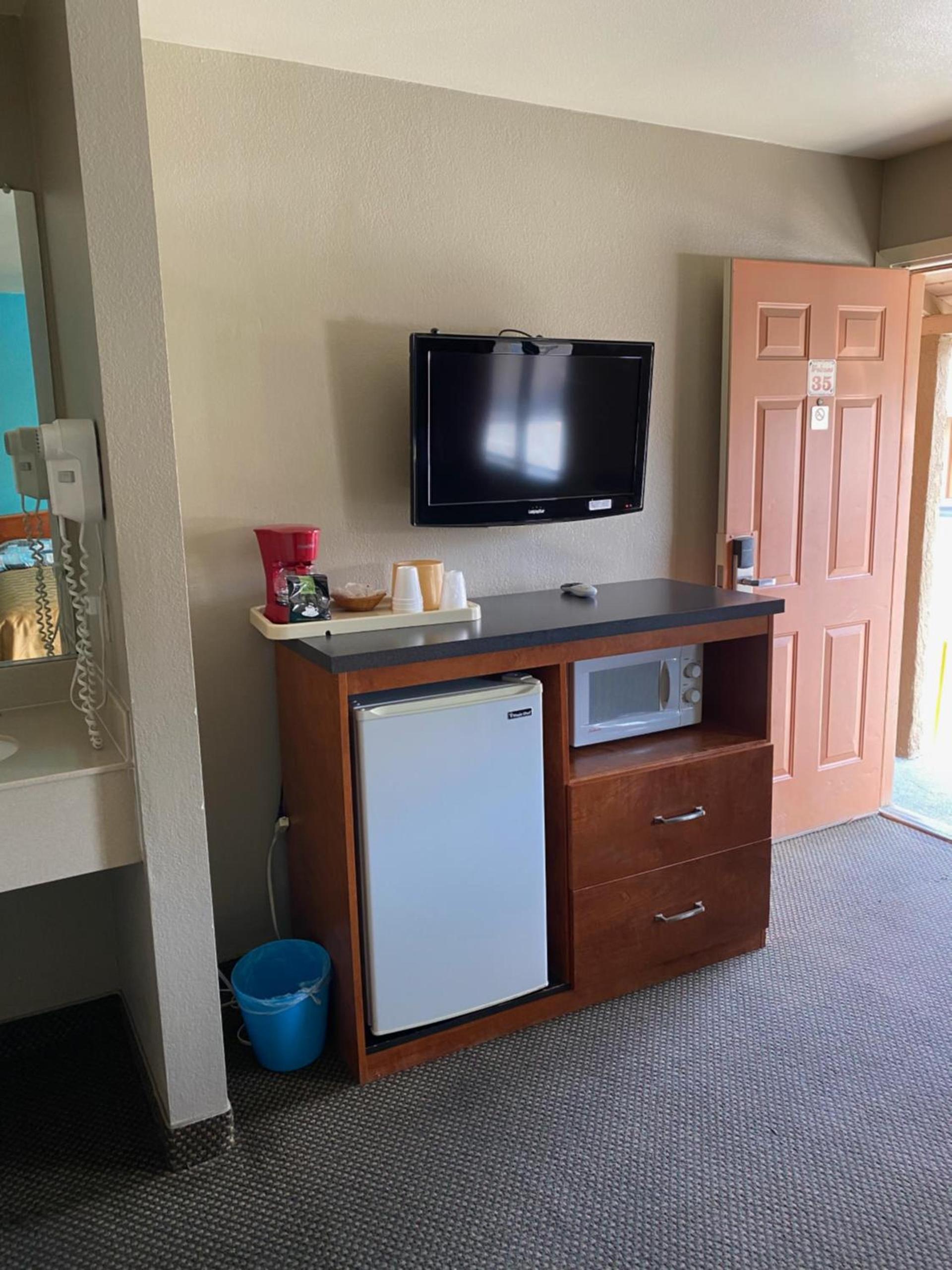 Lone Pine Budget Inn photo 19