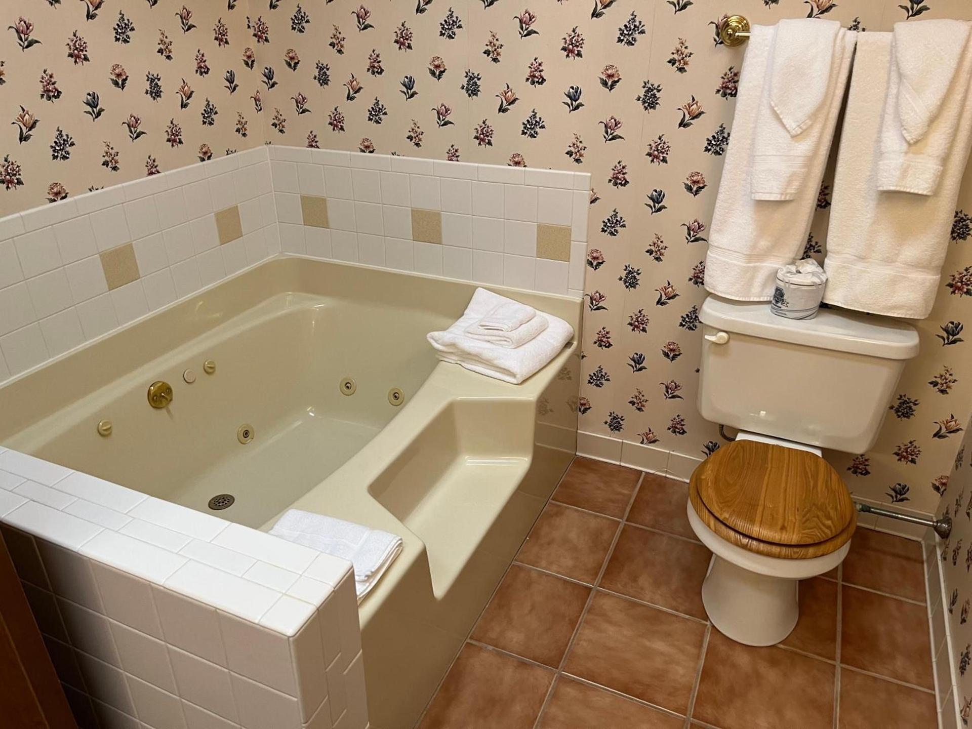 Days Inn & Suites by Wyndham Sutton Flatwoods photo 28