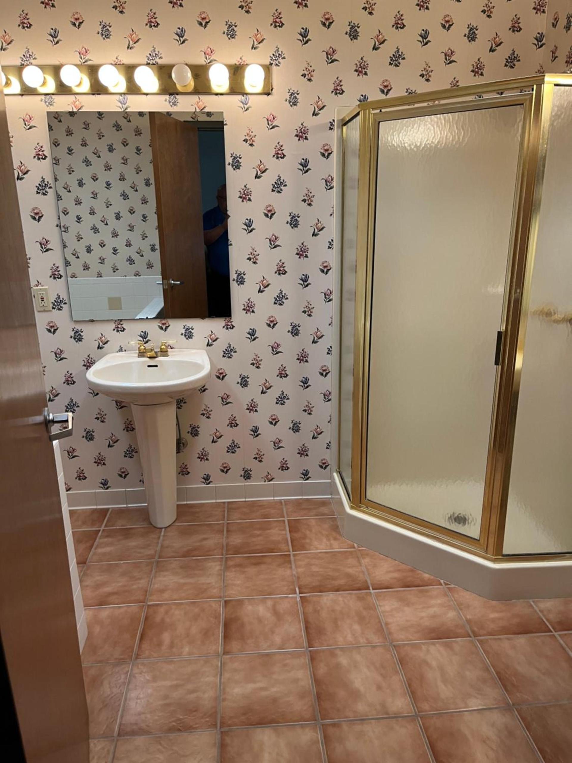 Days Inn & Suites by Wyndham Sutton Flatwoods photo 27
