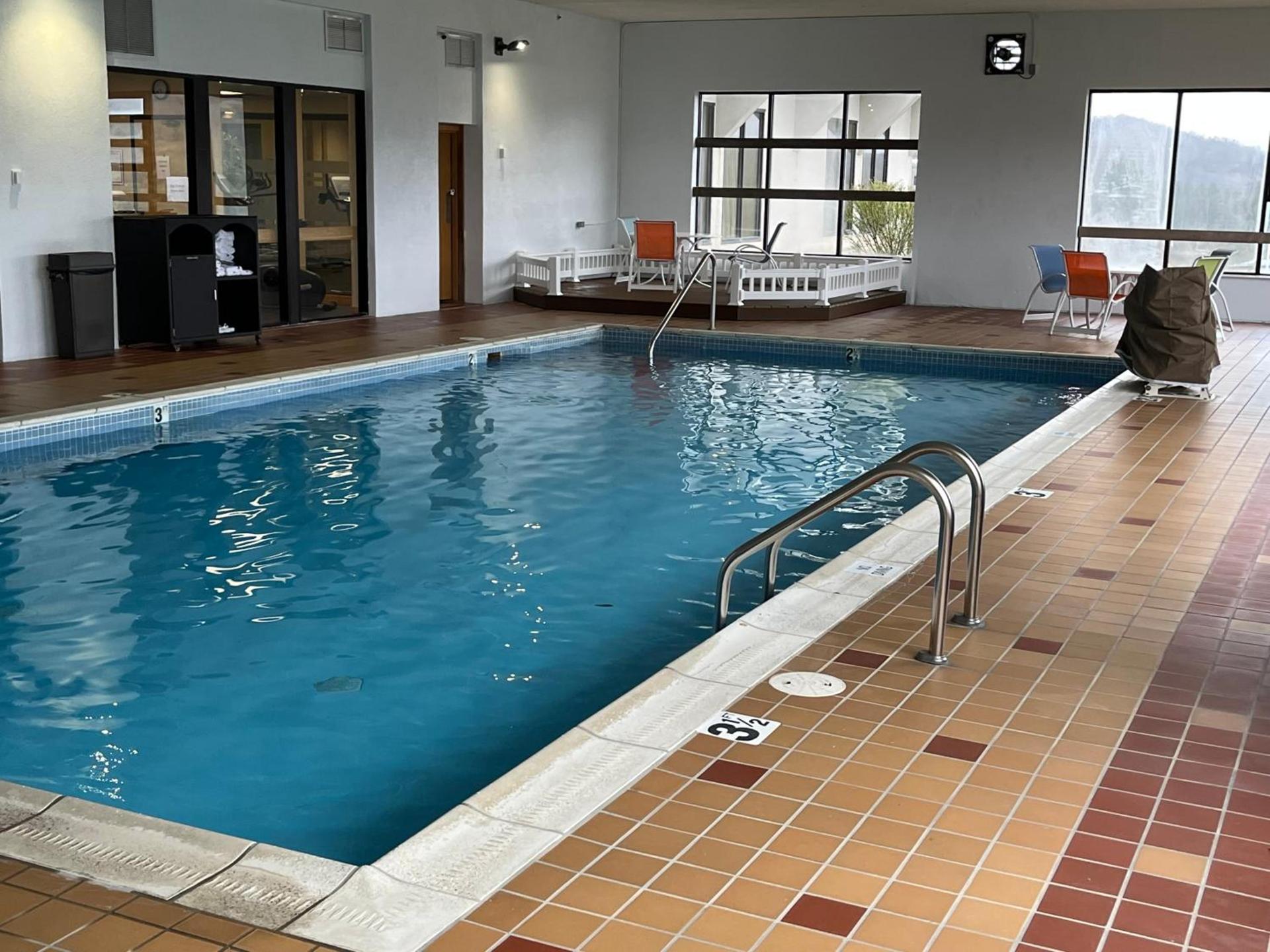 Days Inn & Suites by Wyndham Sutton Flatwoods photo 14