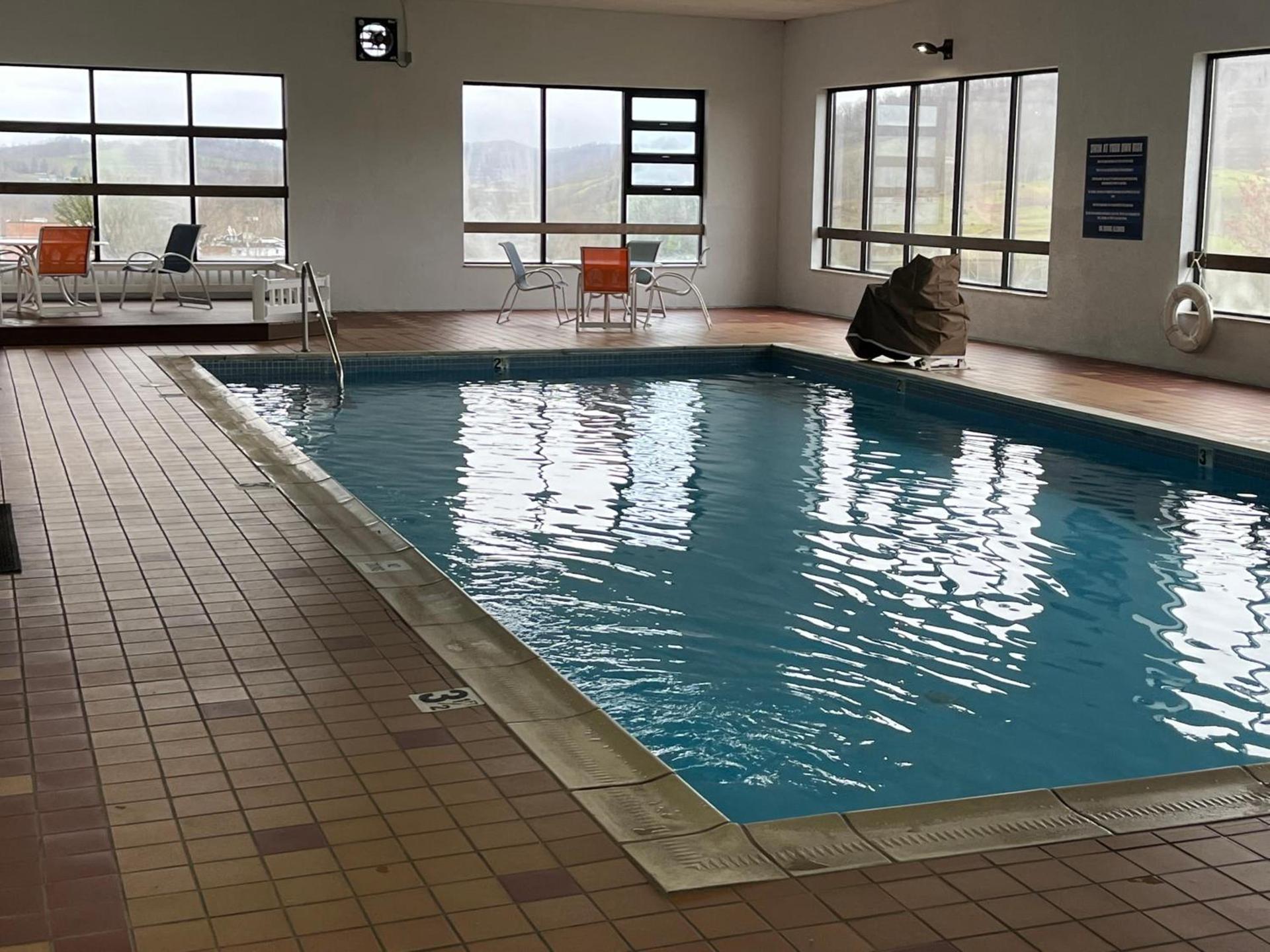 Days Inn & Suites by Wyndham Sutton Flatwoods photo 13