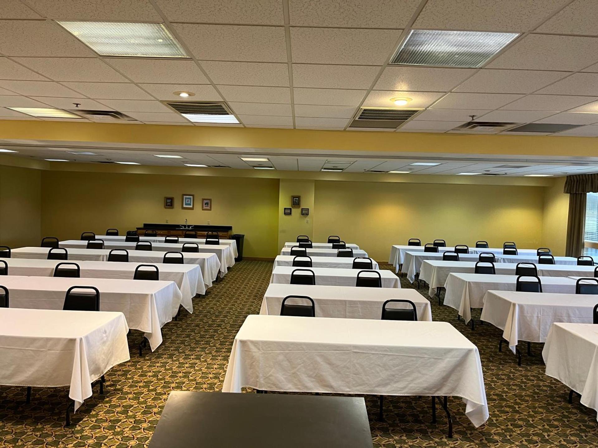 Days Inn & Suites by Wyndham Sutton Flatwoods photo 18