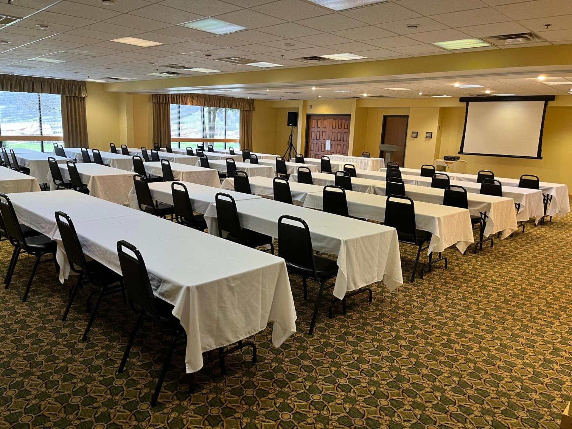 Days Inn & Suites by Wyndham Sutton Flatwoods photo 17