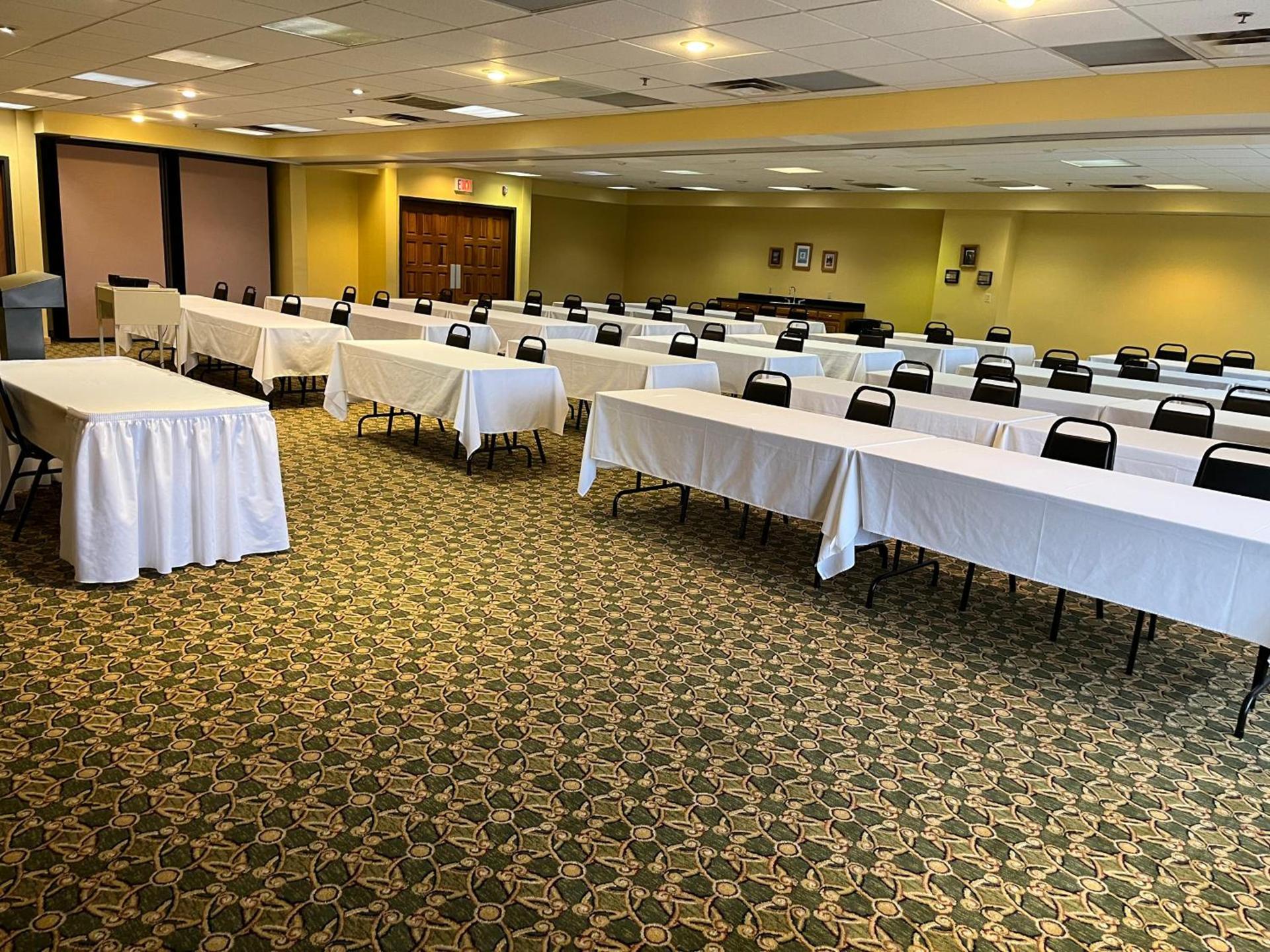 Days Inn & Suites by Wyndham Sutton Flatwoods photo 16