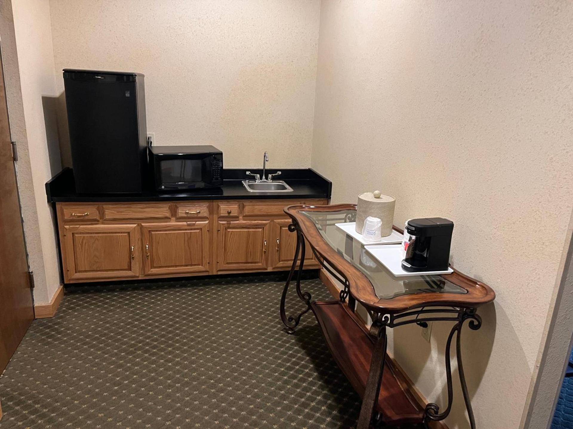 Days Inn & Suites by Wyndham Sutton Flatwoods photo 29