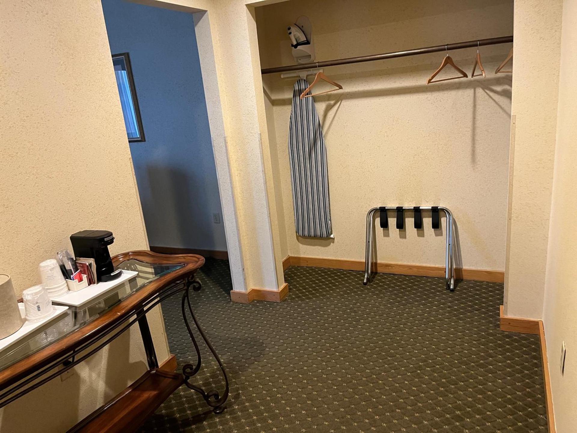 Days Inn & Suites by Wyndham Sutton Flatwoods photo 30