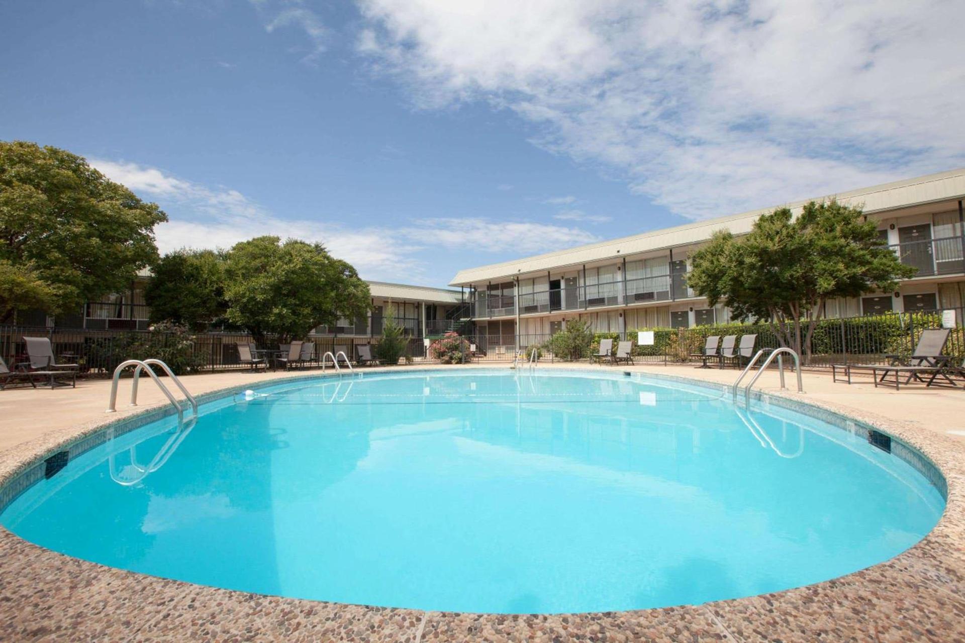 Days Inn by Wyndham Clinton photo 2