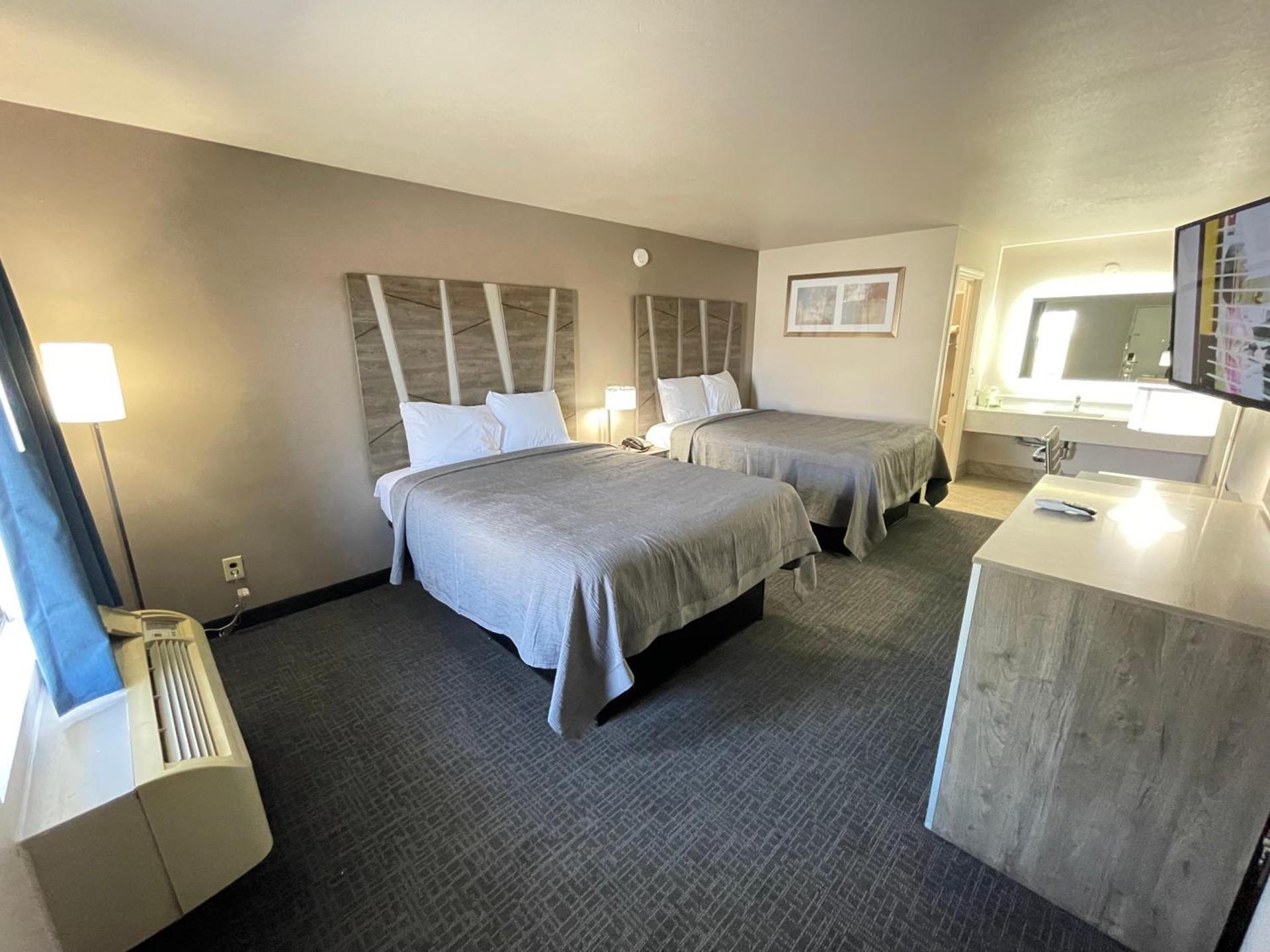 Excellent Inn & Suites photo 11